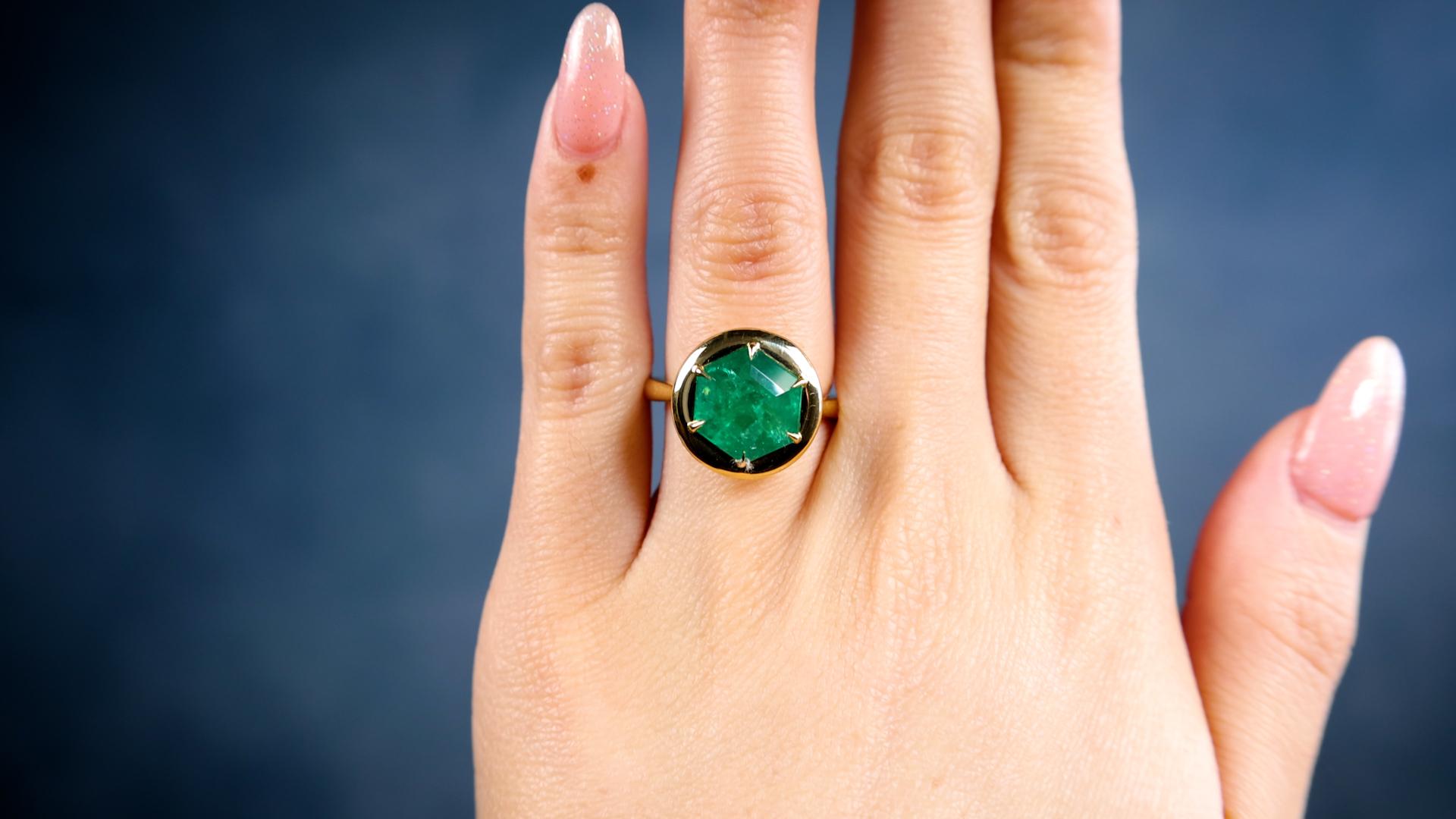 Smaragd-Ring aus 18 Karat Gelbgold (Hexagonschliff) im Angebot