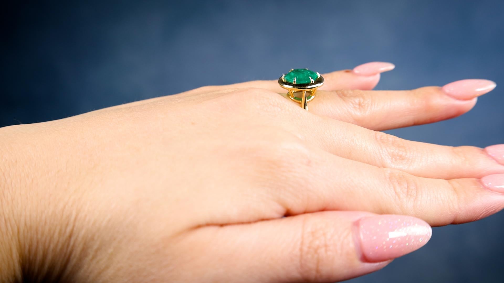 Emerald 18k Yellow Gold Ring In Excellent Condition For Sale In Beverly Hills, CA