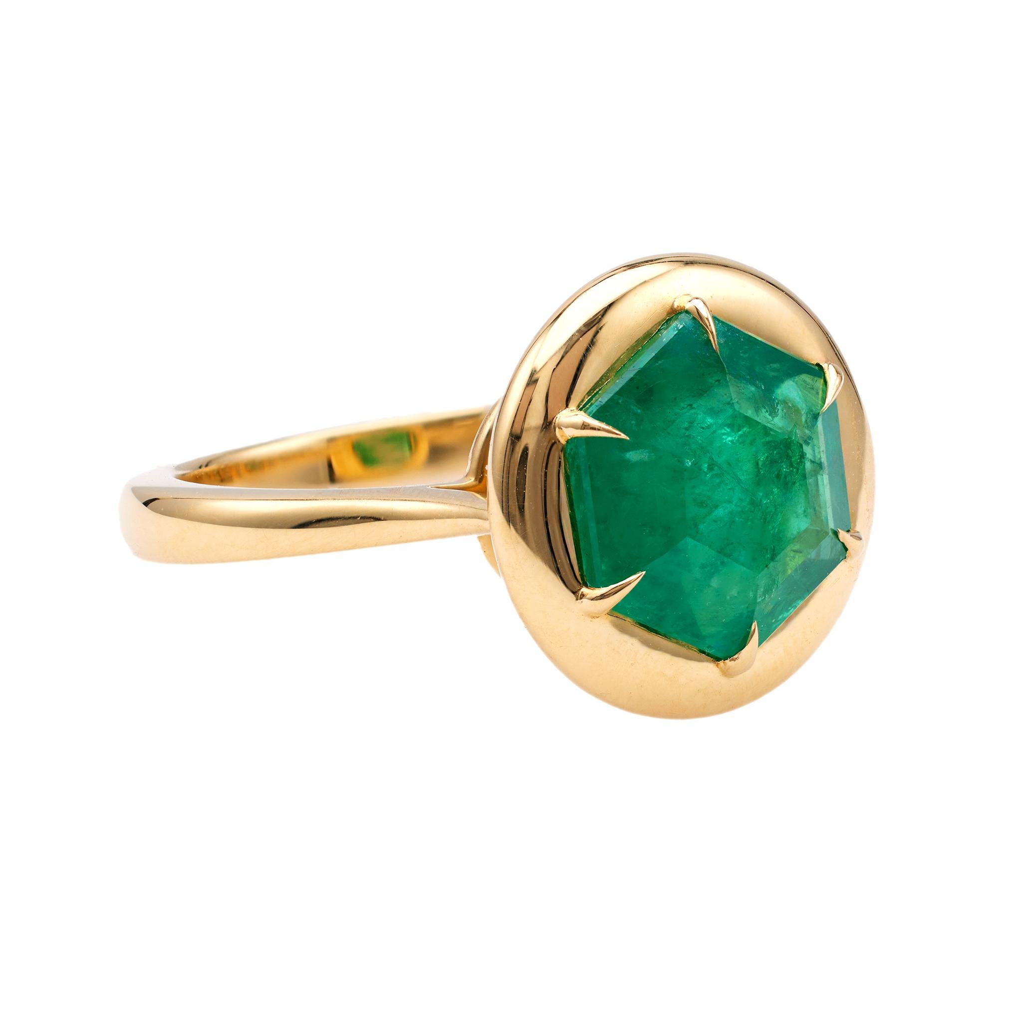 Women's or Men's Emerald 18k Yellow Gold Ring For Sale