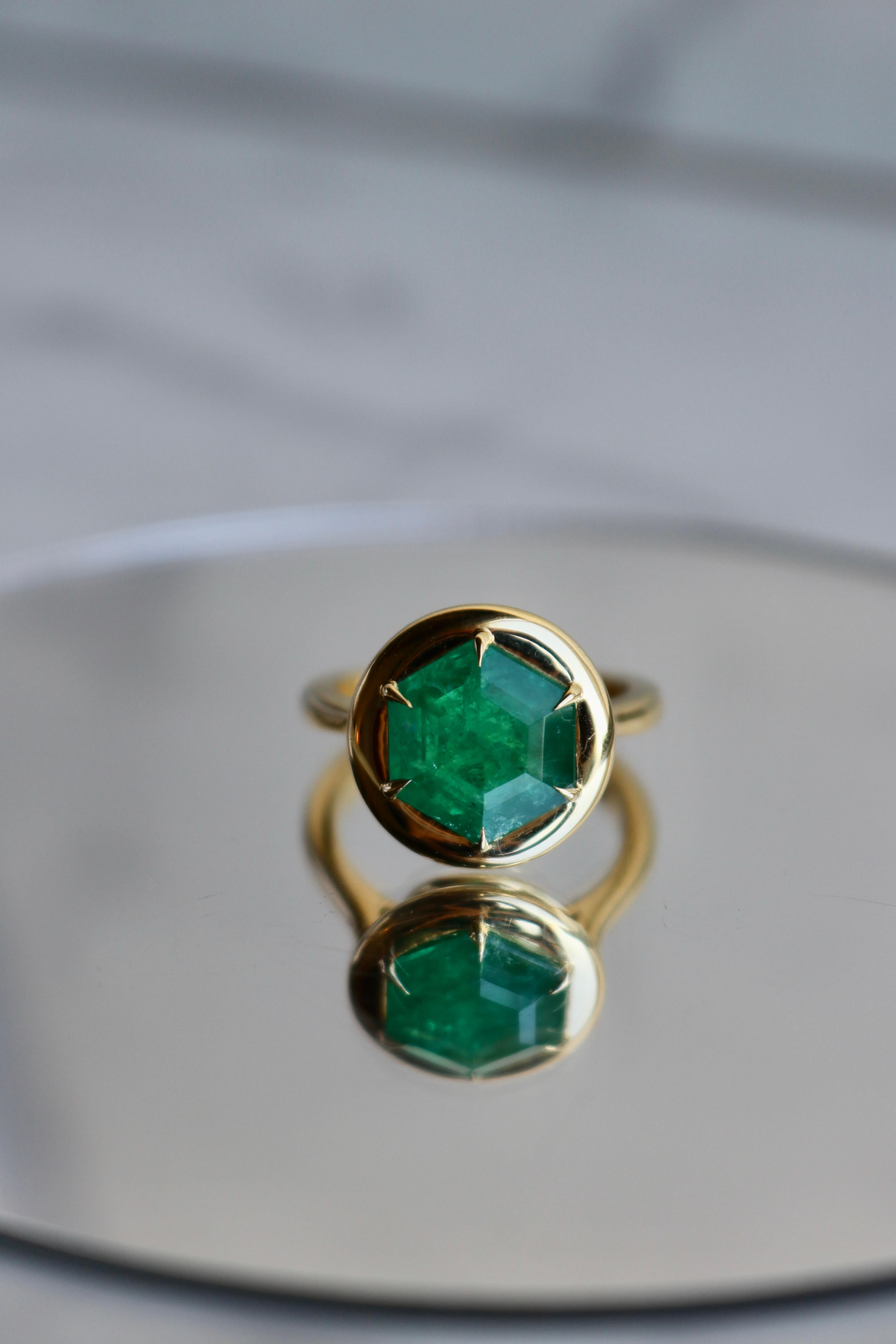 Smaragd-Ring aus 18 Karat Gelbgold im Angebot 1