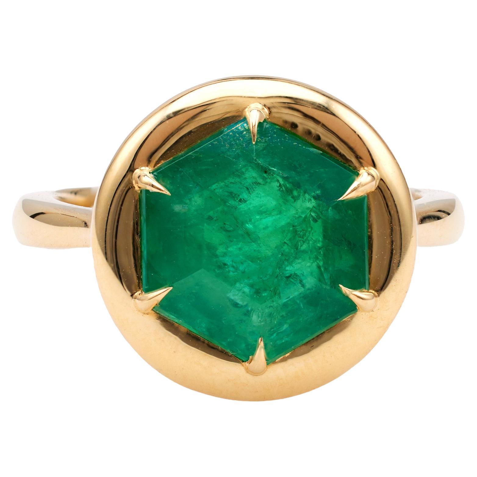Emerald 18k Yellow Gold Ring For Sale