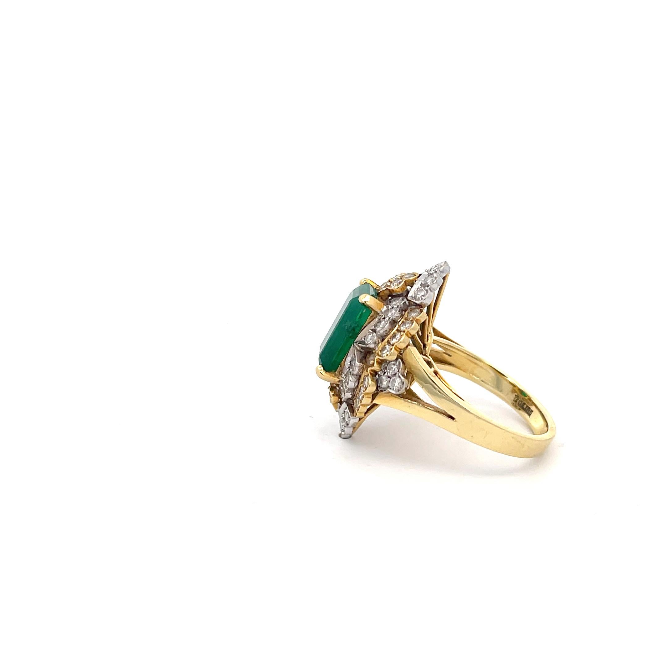 Emerald 2.25ct and Diamond Ring 18K  Gold In Good Condition In Dallas, TX
