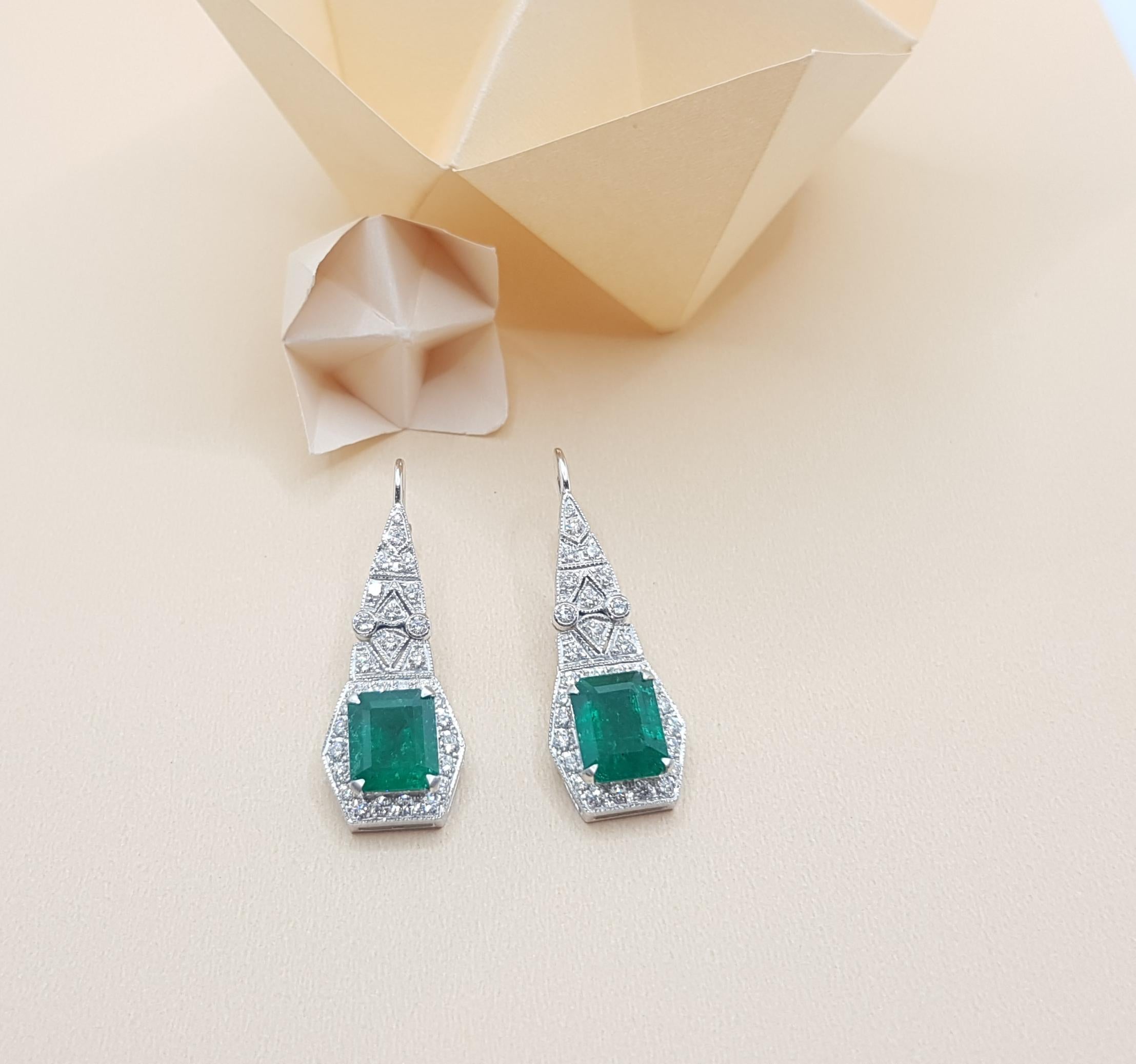 Emerald 3.42 Carat with Diamond 0.88 Carat Earrings Set in 18 Karat White Gold In New Condition In Bangkok, TH