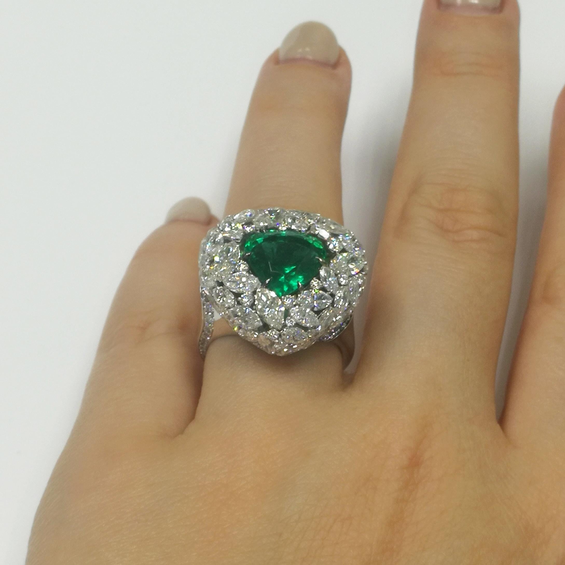 Smaragd 3,70 Karat Diamanten Smaragde 18 Karat Weißgold Ring im Angebot 4