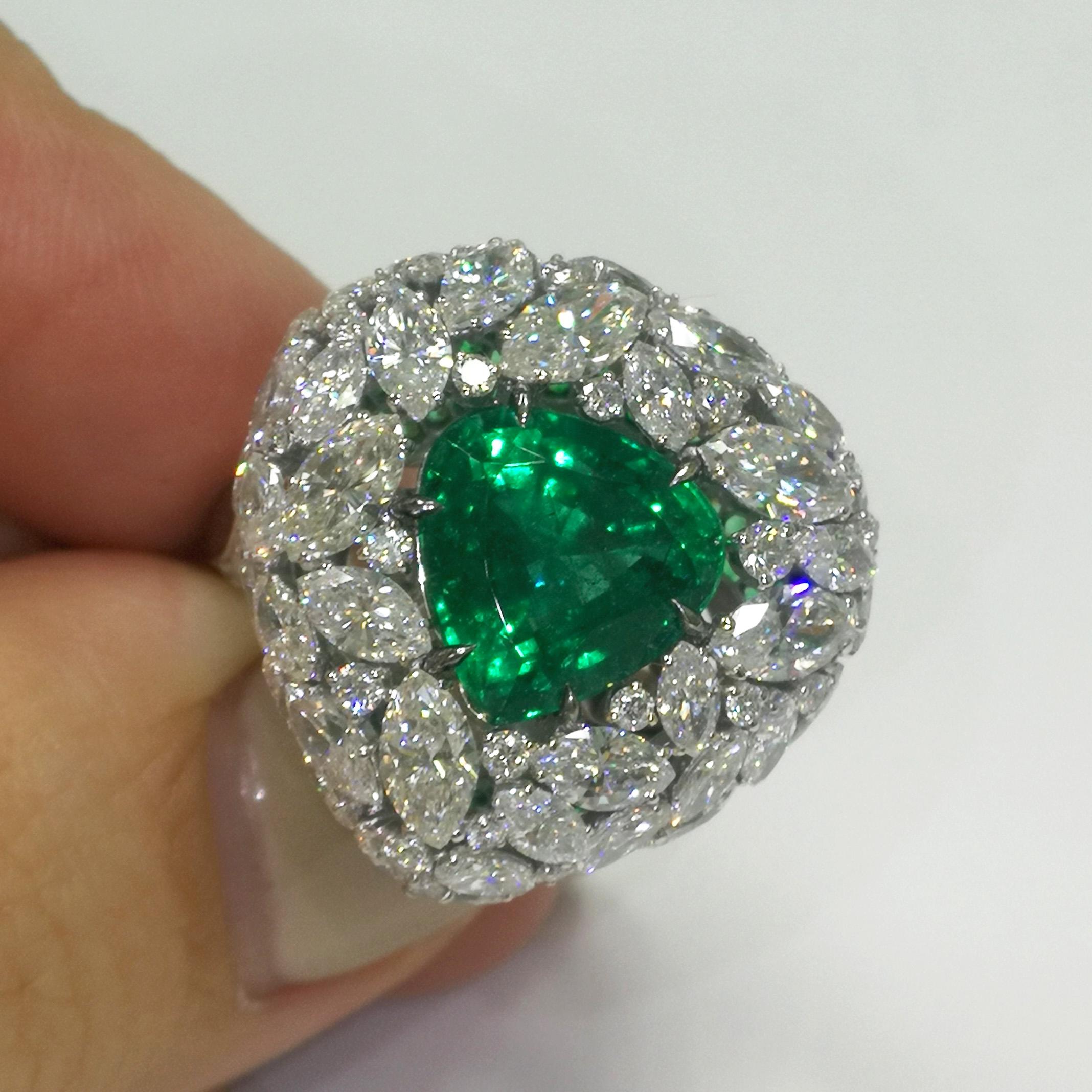 Smaragd 3,70 Karat Diamanten Smaragde 18 Karat Weißgold Ring im Zustand „Neu“ im Angebot in Bangkok, TH