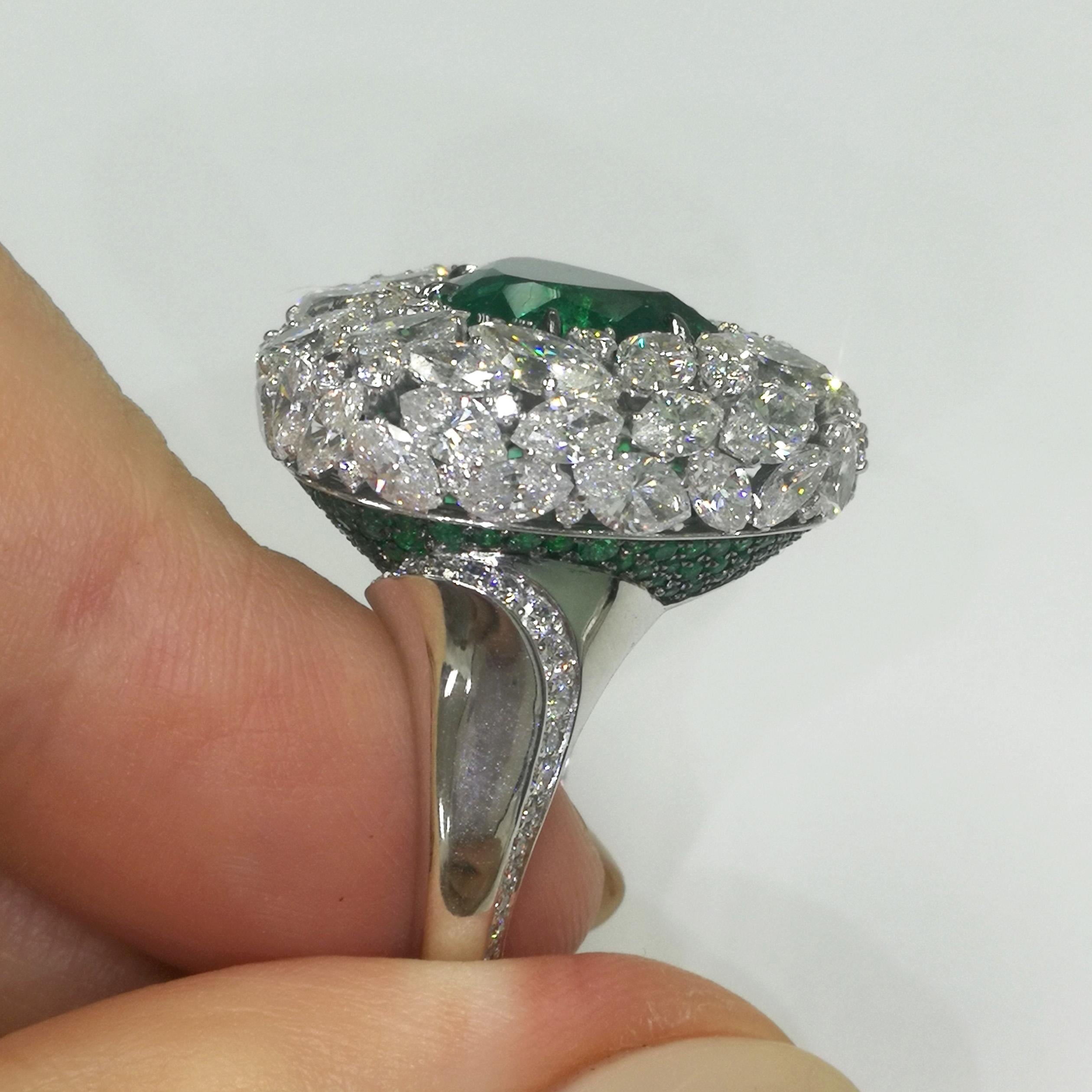 Smaragd 3,70 Karat Diamanten Smaragde 18 Karat Weißgold Ring im Angebot 1