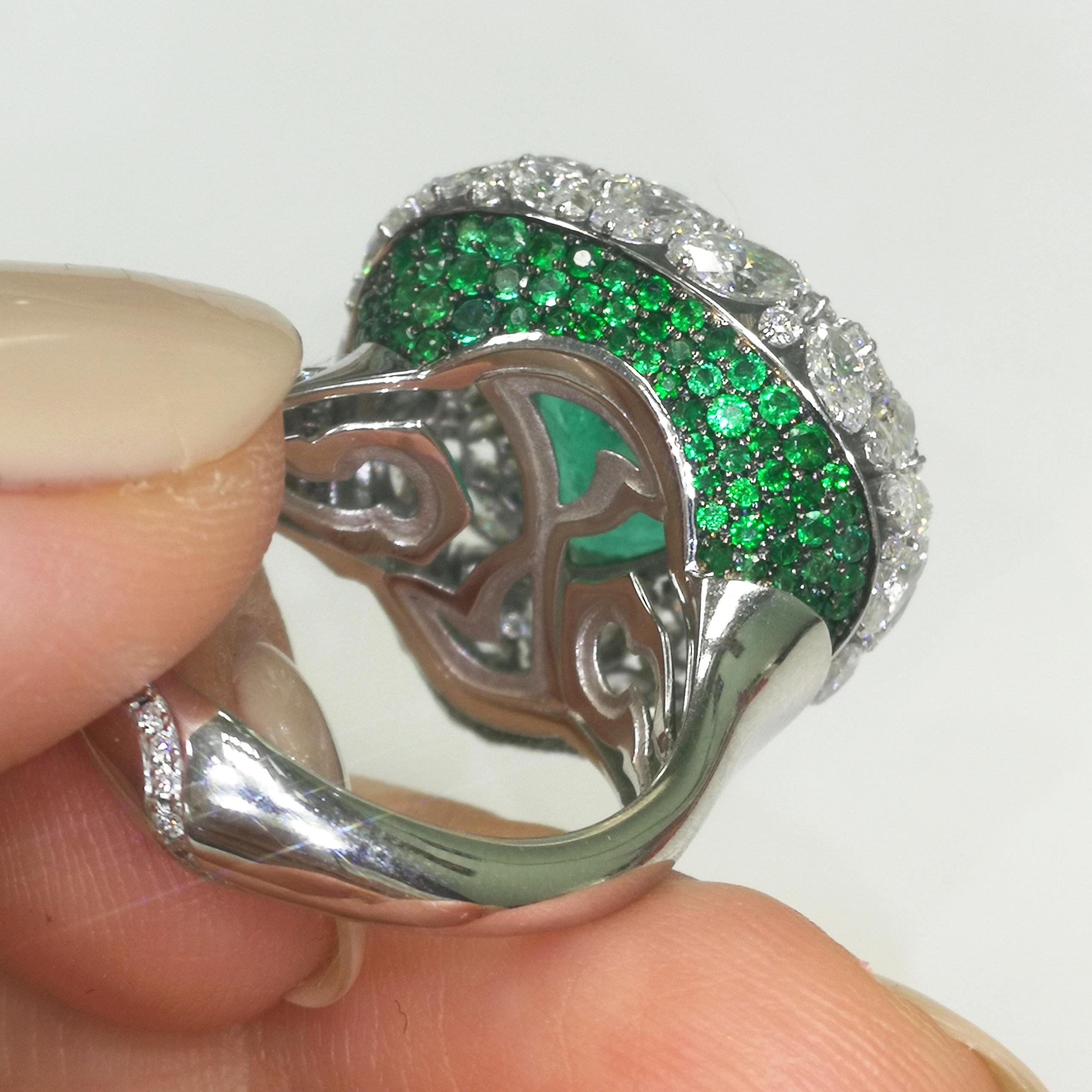 Emerald 3.70 Carat Diamonds Emeralds 18 Karat White Gold Ring In New Condition For Sale In Bangkok, TH