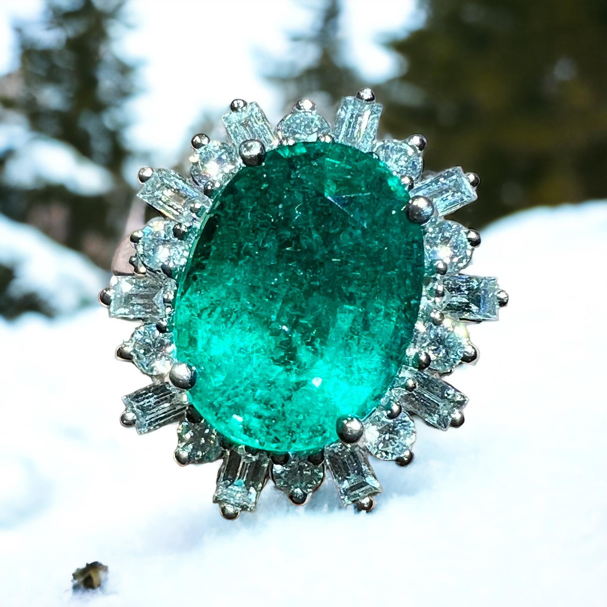 Emerald 4, 79 Carat and Diamonds 0, 84 Carat Engagement Ring 3