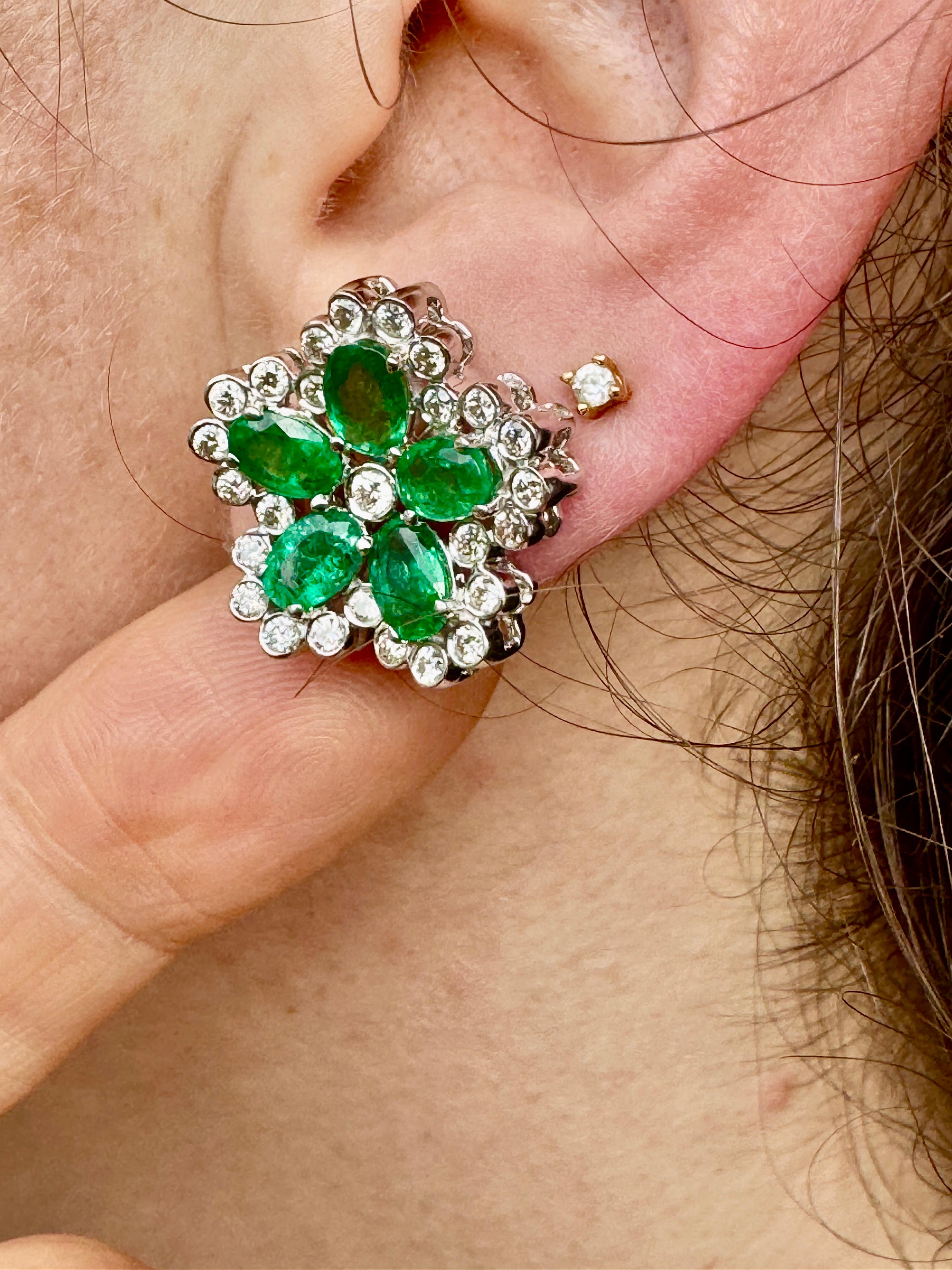 Orecchini a perno Dimond in oro bianco 18 carati con smeraldo da 4,22 carati In condizioni Nuovo in vendita a Lake Worth, FL