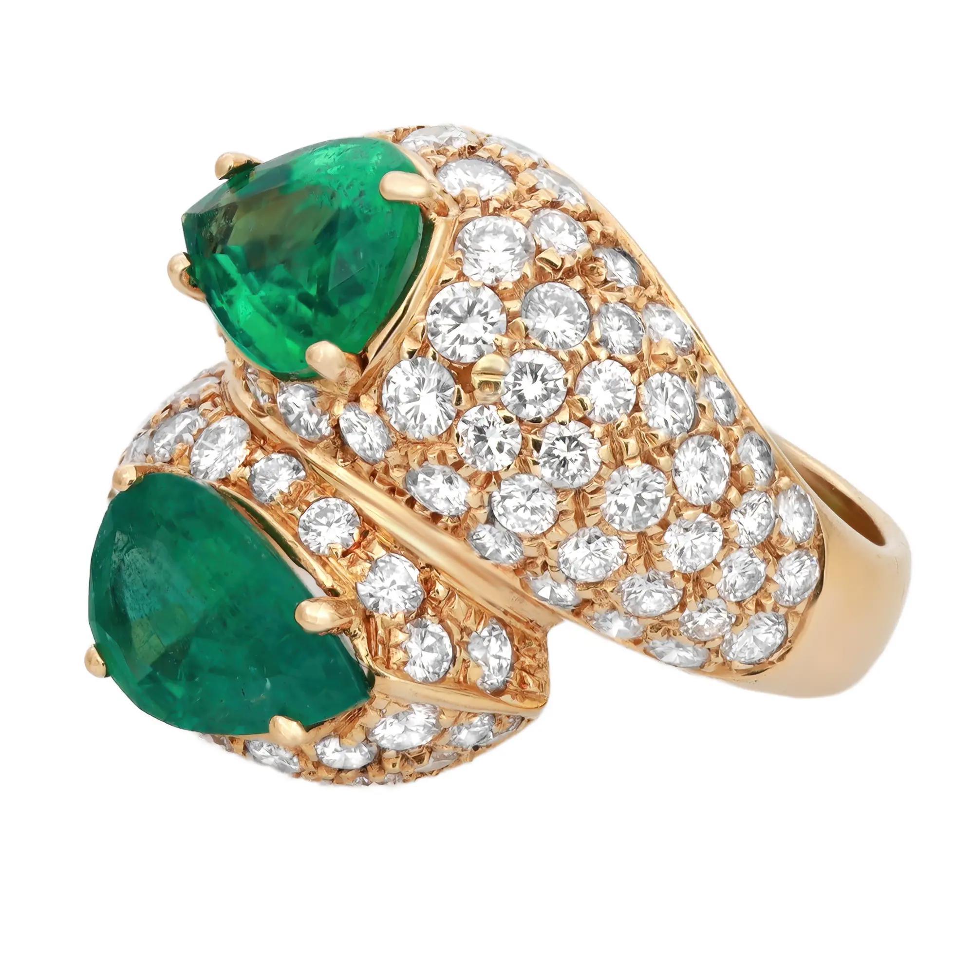 Dieser atemberaubende Cocktailring von Rachel Koen ist ein auffälliger Blickfang. Ein Muss für Ihre Schmucksammlung. Der Ring ist aus glänzendem 18 Karat Gelbgold gefertigt. Zwei in Zacken gefasste Smaragde im Birnenschliff mit einem Gewicht von