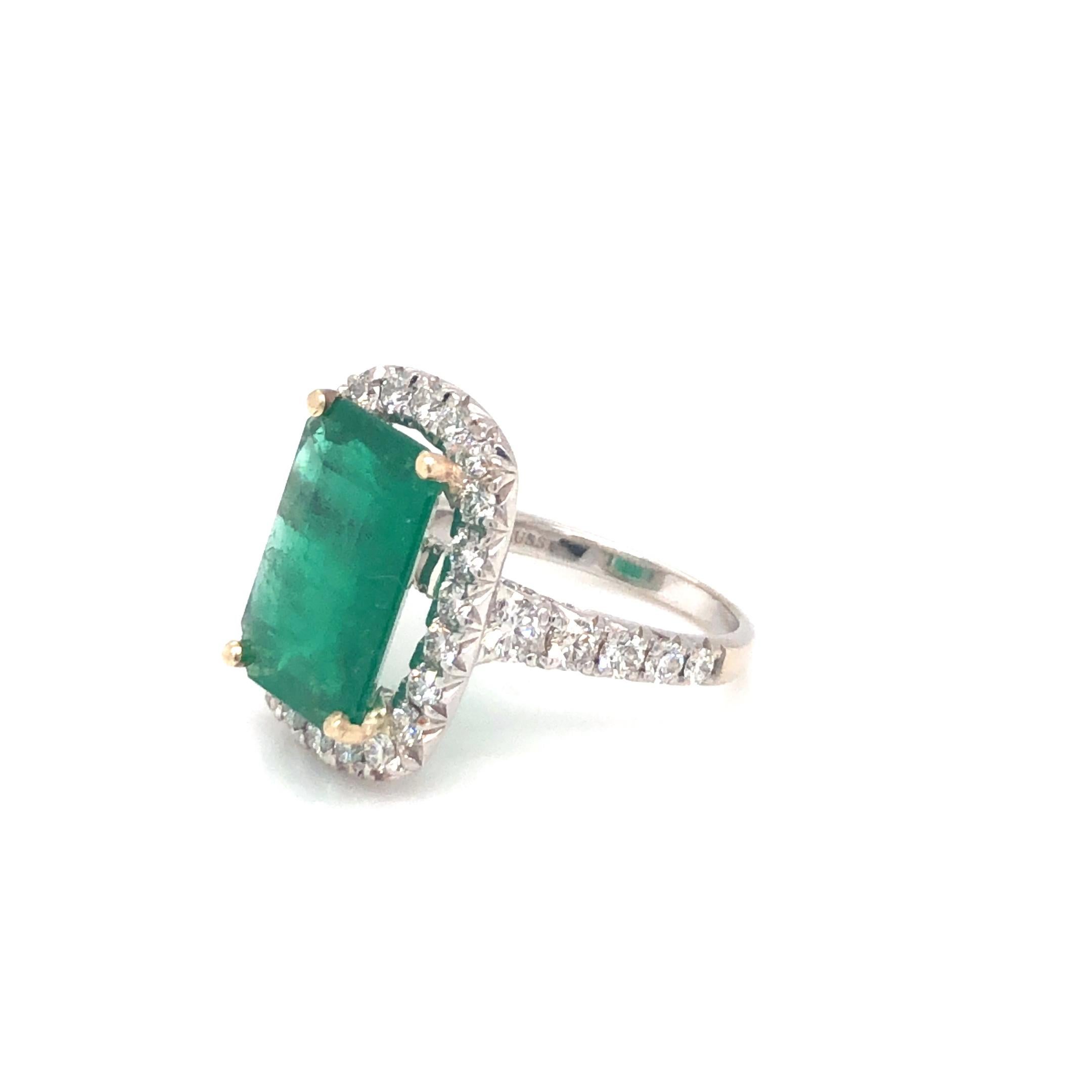 Emerald 5.32ct and Diamond Ring 18k White Gold In Good Condition For Sale In Dallas, TX