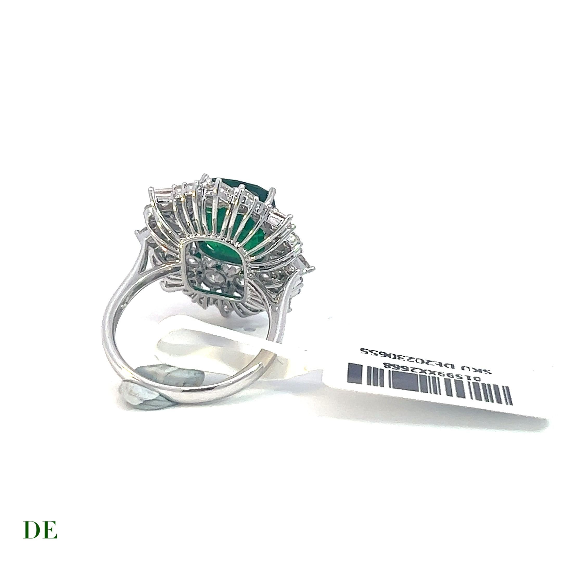 Emerald 6.05 Carat & Diamond 3.03 Carat Engagement Statement Cocktail Ring In New Condition For Sale In kowloon, Kowloon