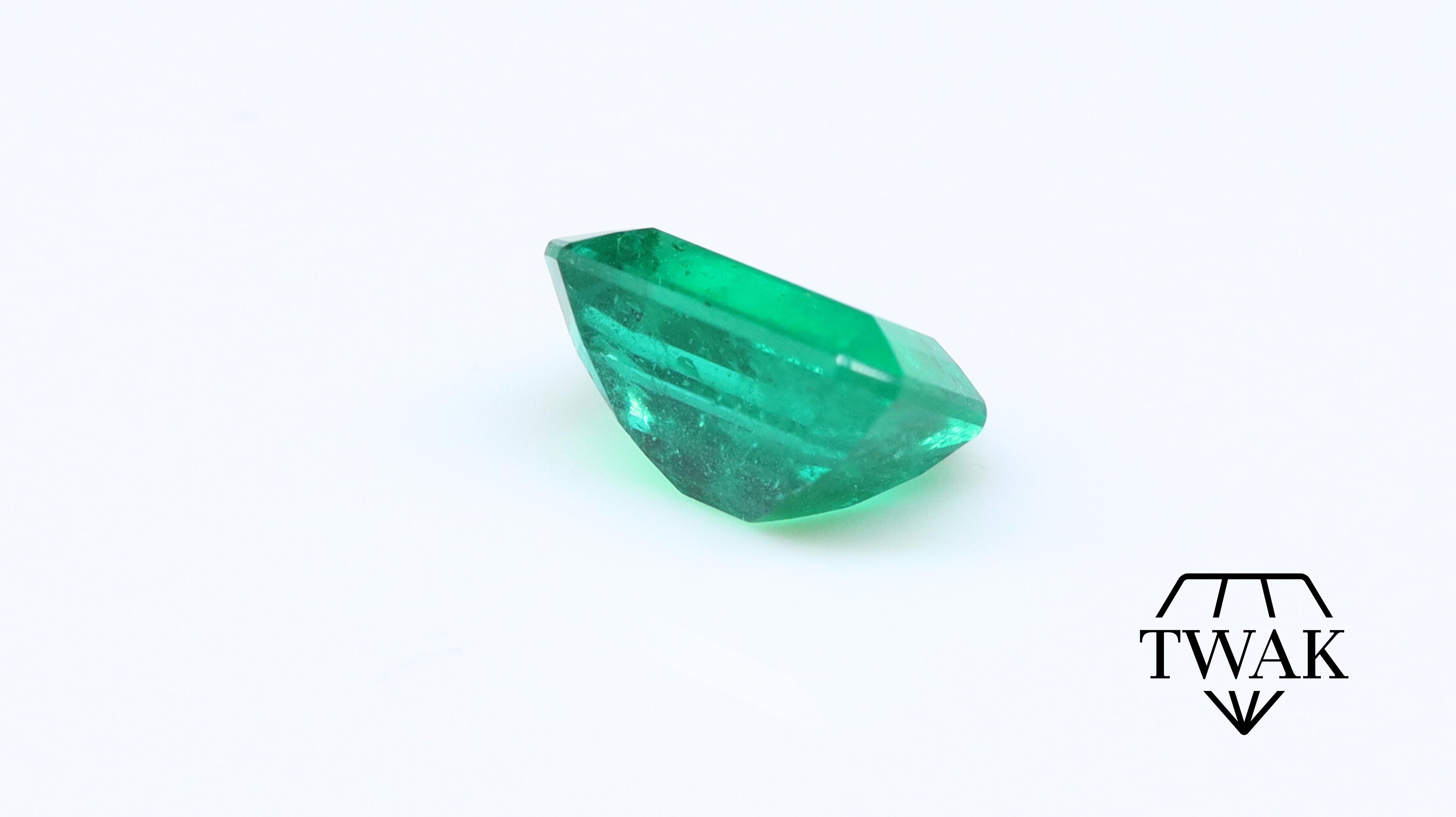 Women's or Men's Emerald 7x5mm 1.01ct For Sale