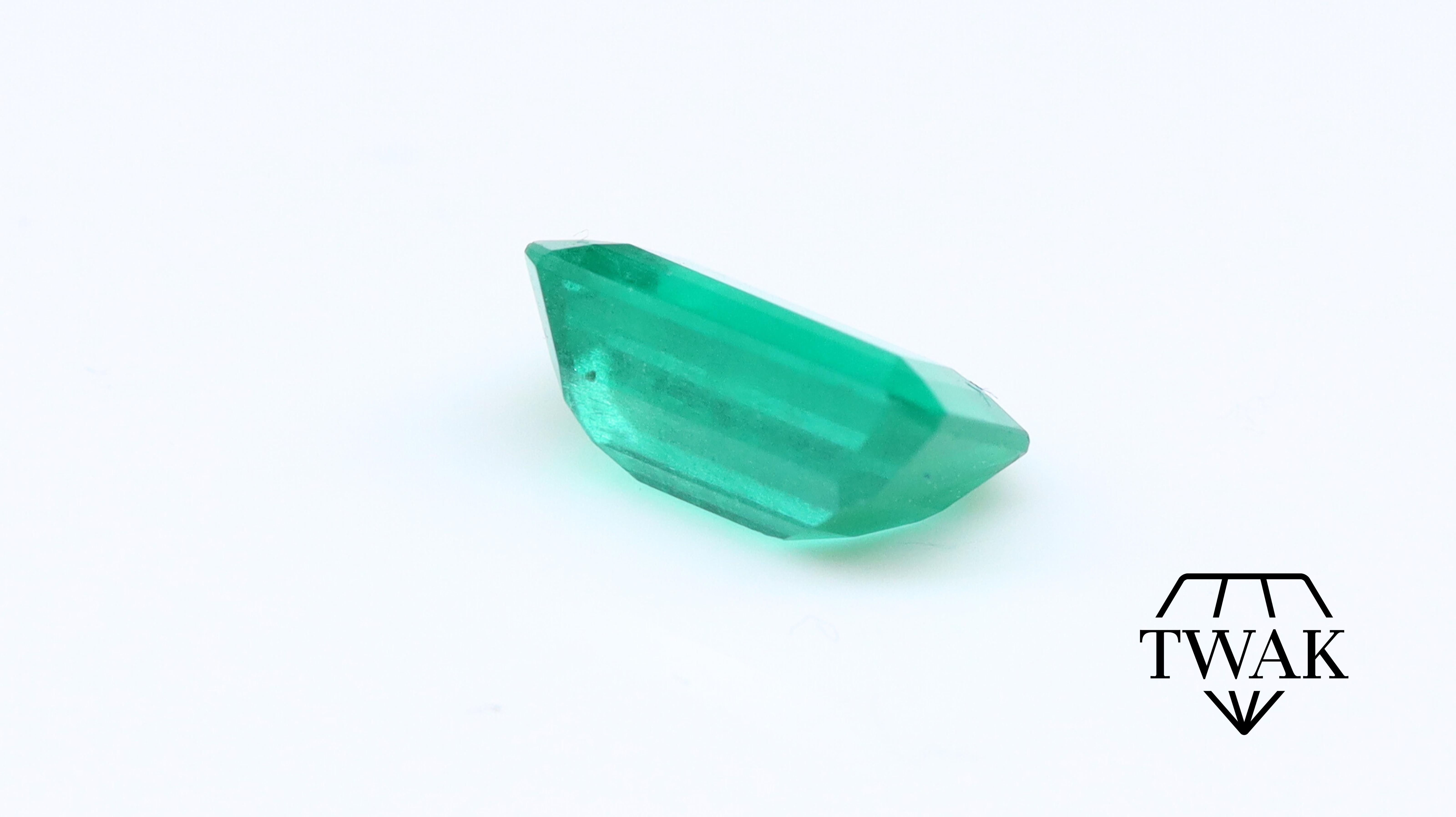 Women's or Men's Emerald 8x5mm 1.09ct For Sale