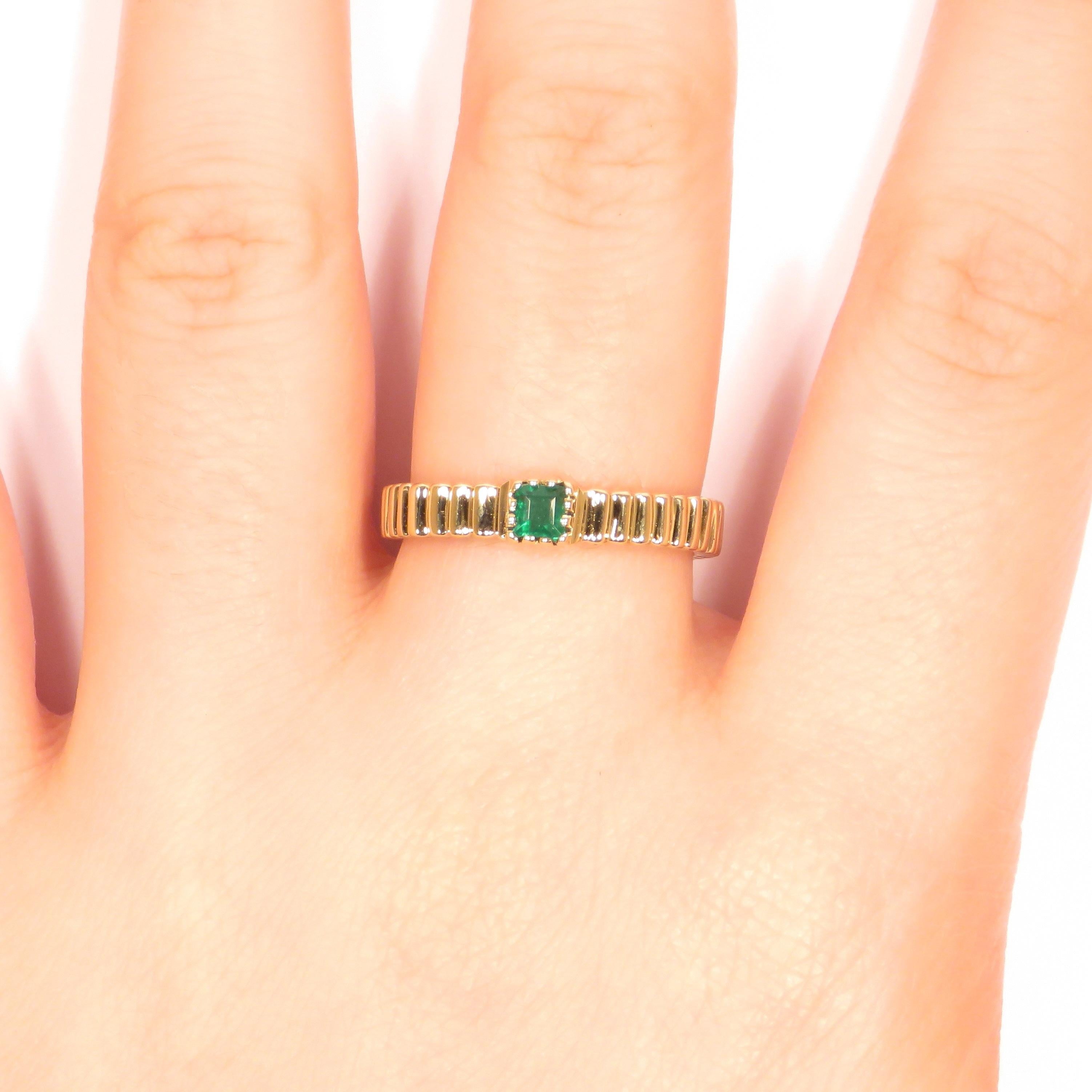 Jolie bague en or jaune 9 carats fabriquée à la main en Italie par Botta Gioielli avec émeraude carrée. Le poids de la véritable émeraude verte est de  0,30 ctw.  Cette bague peut être empilée avec la bague en or blanc 9 carats avec saphir naturel.