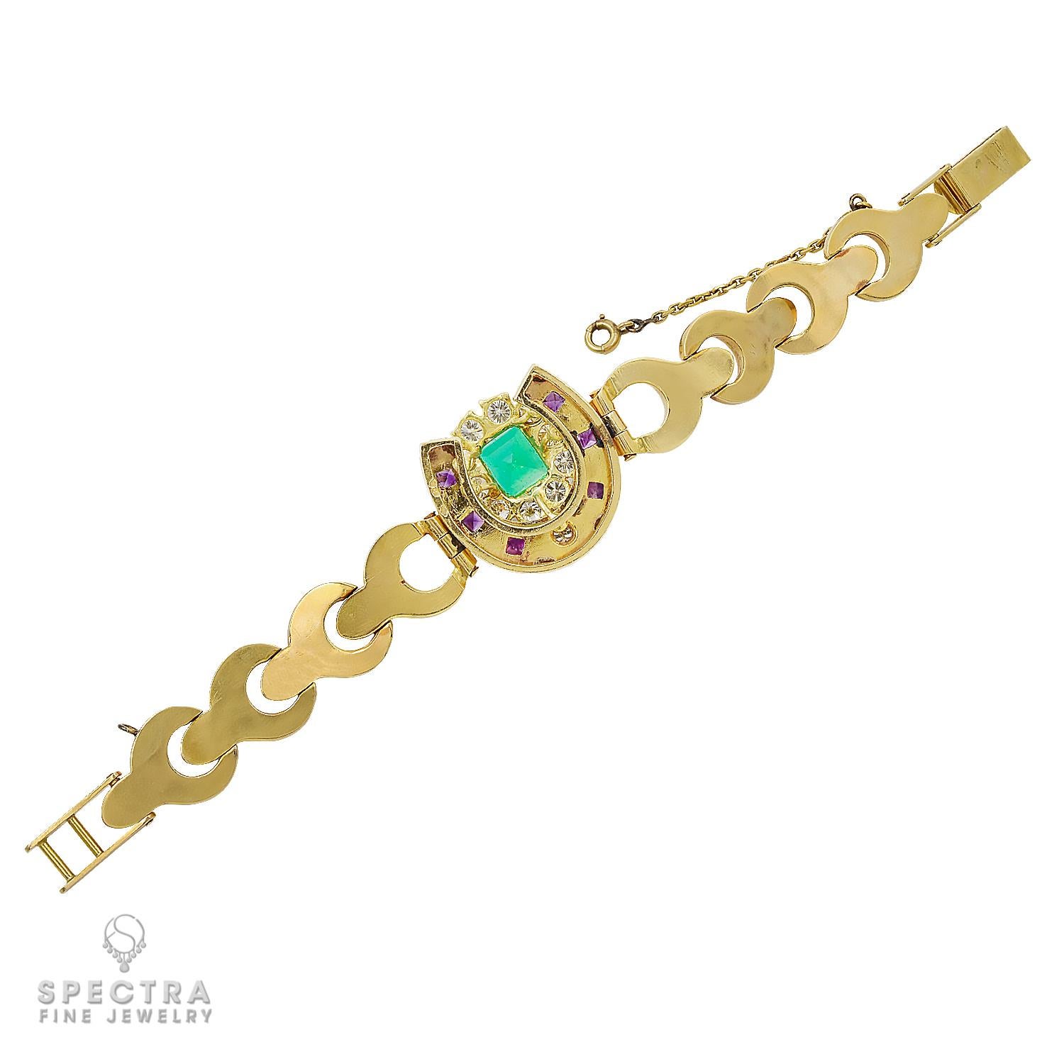 Ce superbe bracelet vintage français, fabriqué approximativement dans les années 1980, est le parfait mélange d'élégance intemporelle et de design exquis. Fabriqué en or jaune 18 carats, il présente en son centre une captivante émeraude de taille