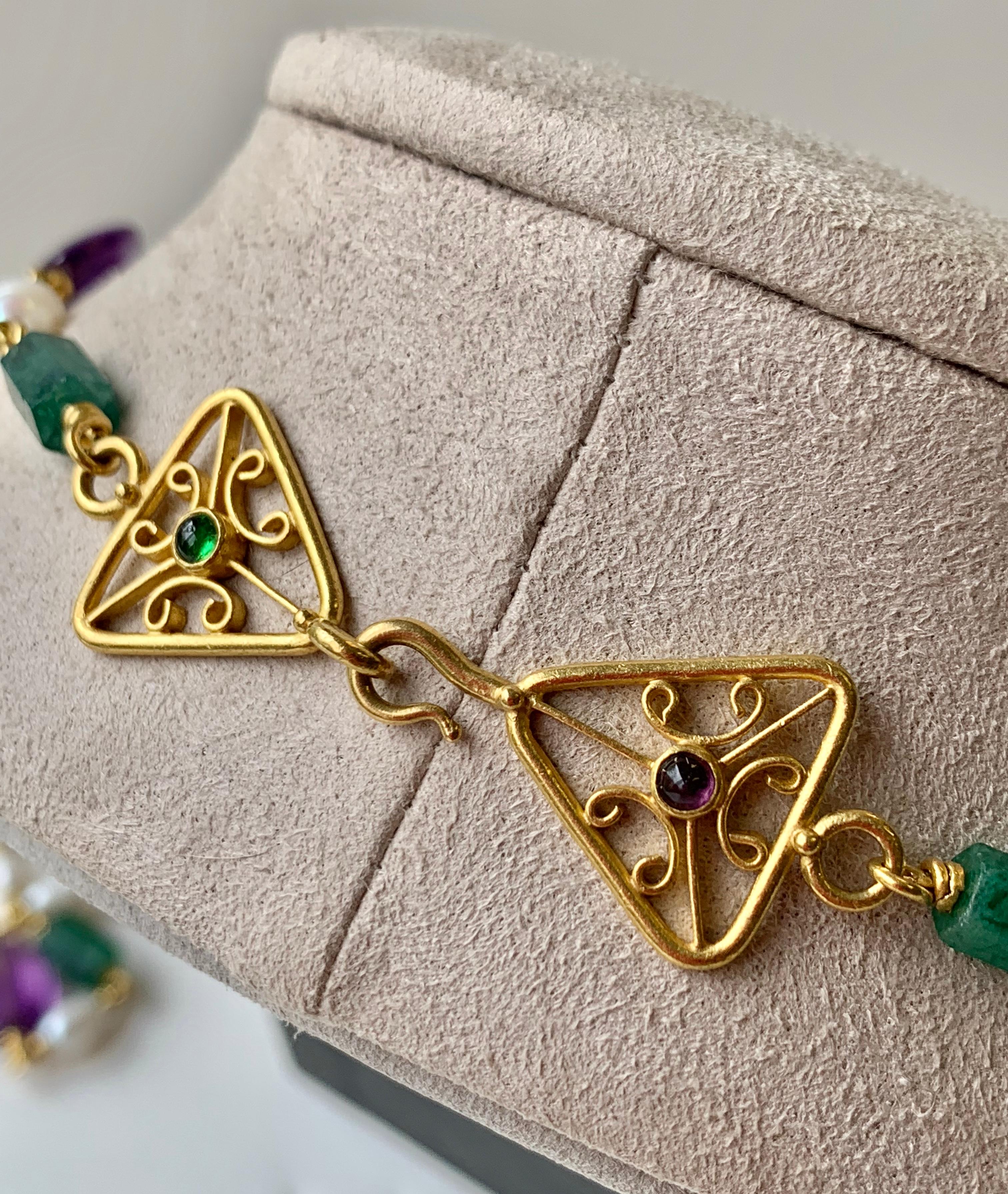 Halskette aus 22 Karat Gold mit Smaragd-, Amethyst- und Chrom-Turmalinperlen (Klassisch-römisch) im Angebot