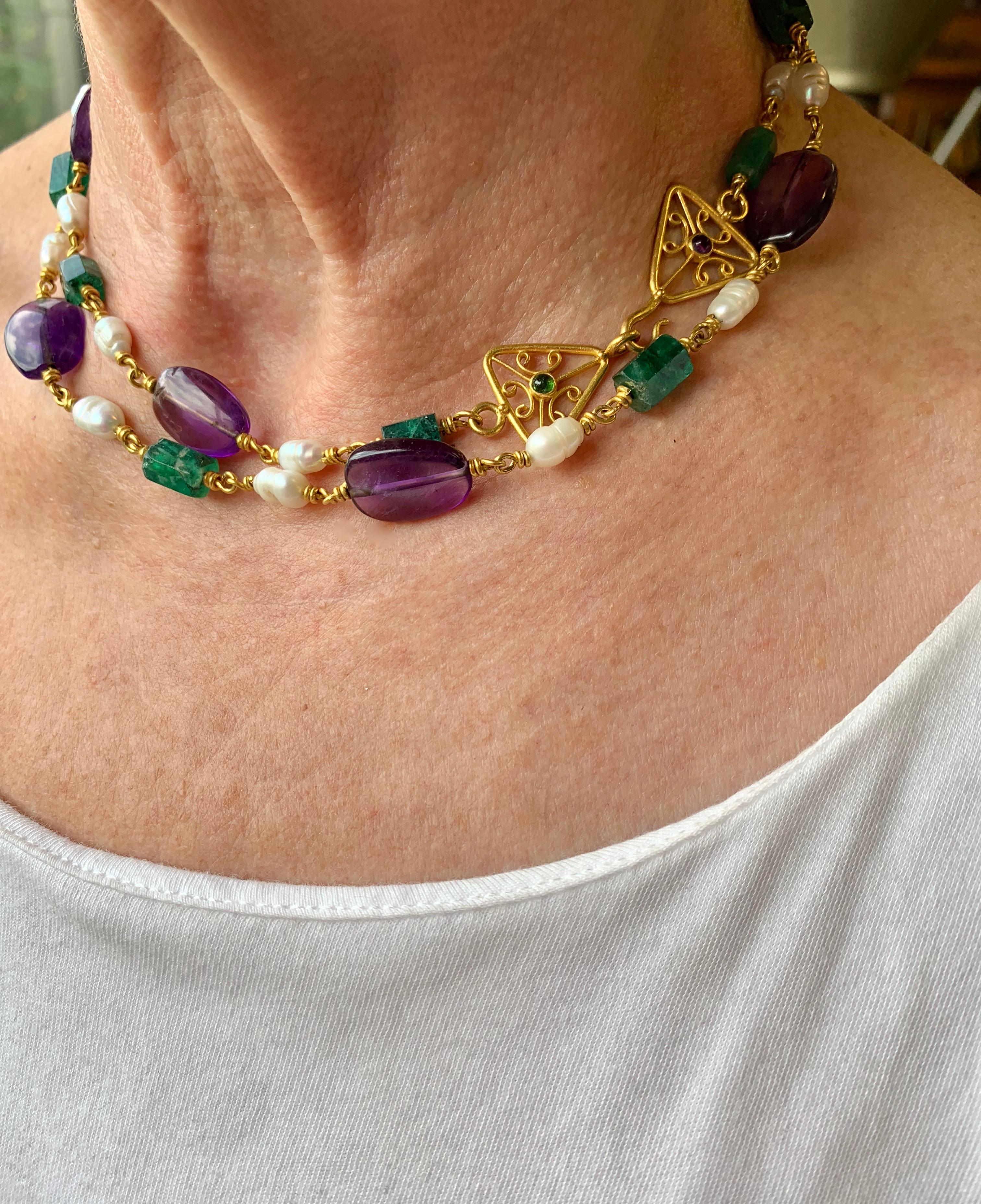 Halskette aus 22 Karat Gold mit Smaragd-, Amethyst- und Chrom-Turmalinperlen Damen im Angebot