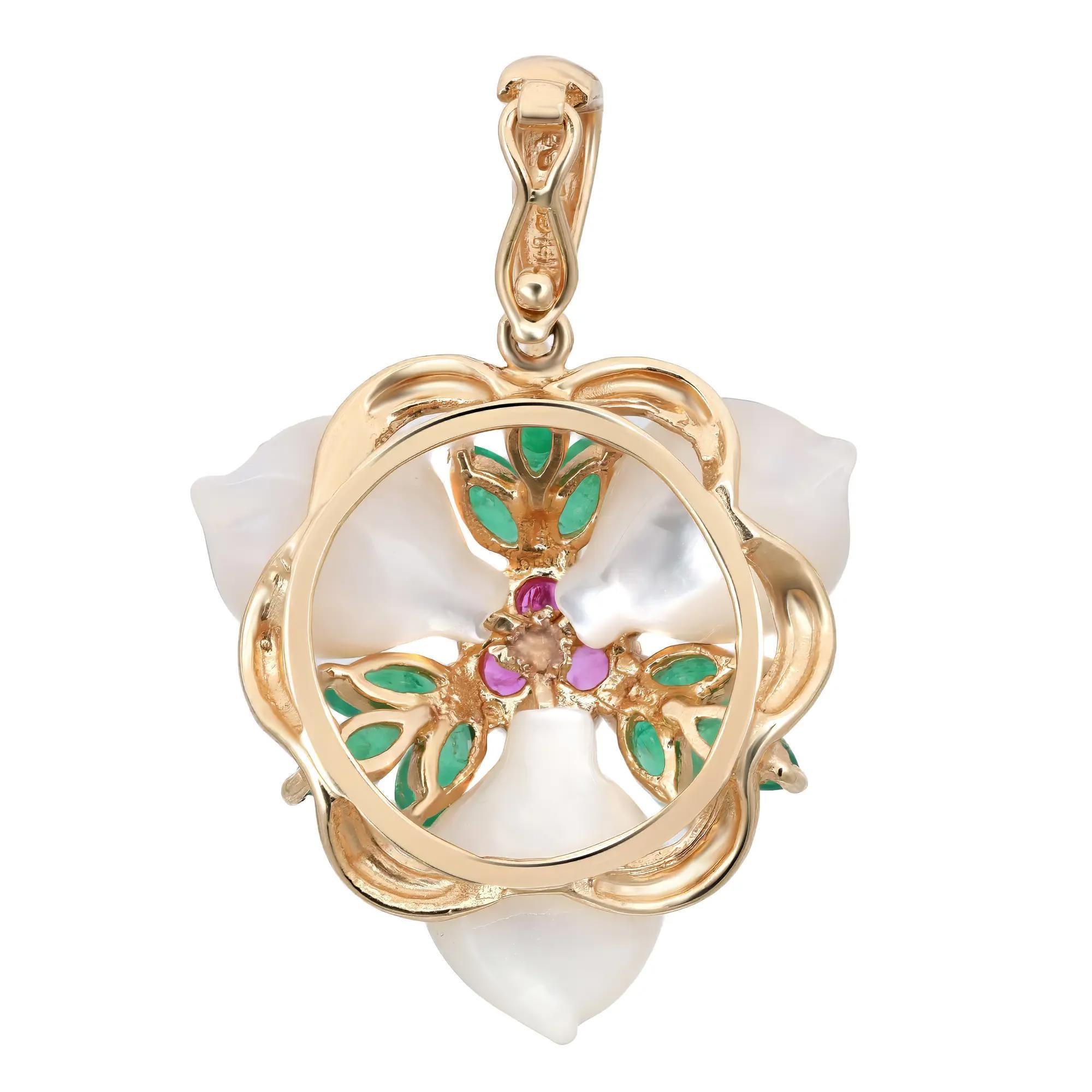 Brillant et vibrant, ce pendentif floral est réalisé en or jaune 14K lustré. Il est orné de pierres précieuses multiformes telles que des émeraudes de taille marquise pesant 1,26 carat, des améthystes de taille ovale pesant 1,20 carat, des rubis de