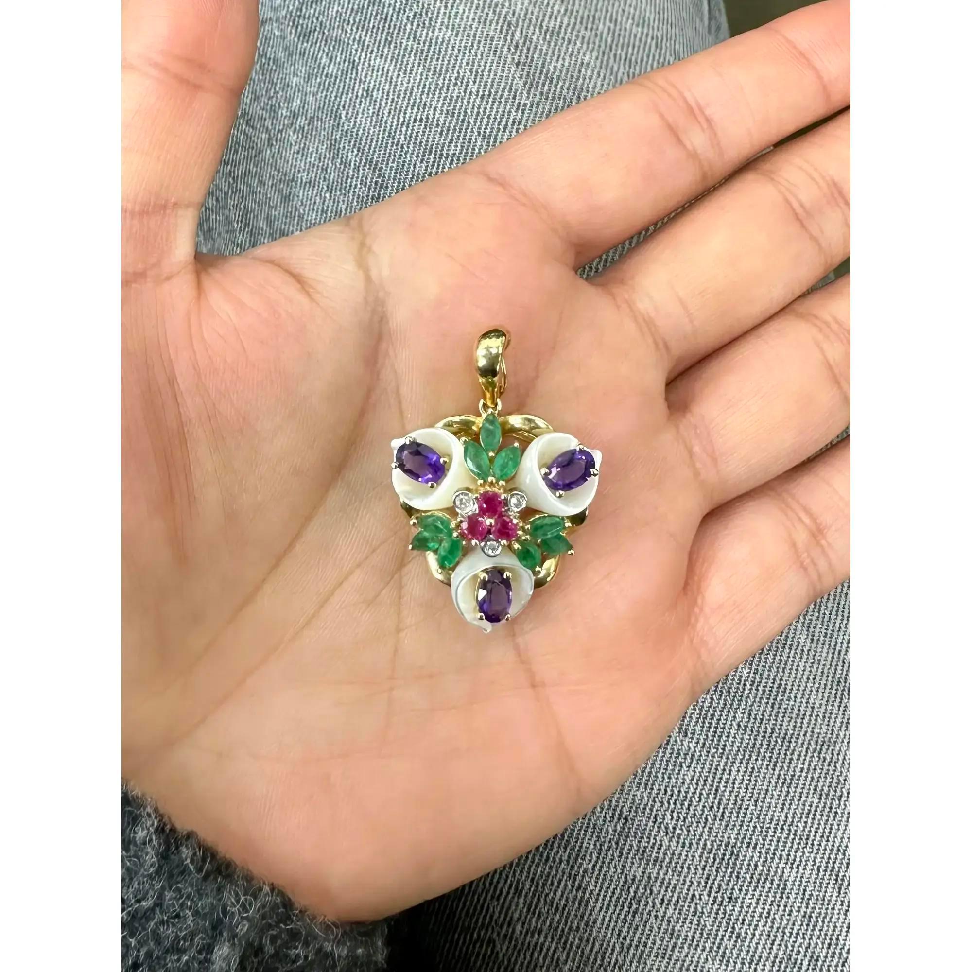 Moderne Pendentif floral émeraude améthyste rubis diamant MOP or jaune 14K en vente