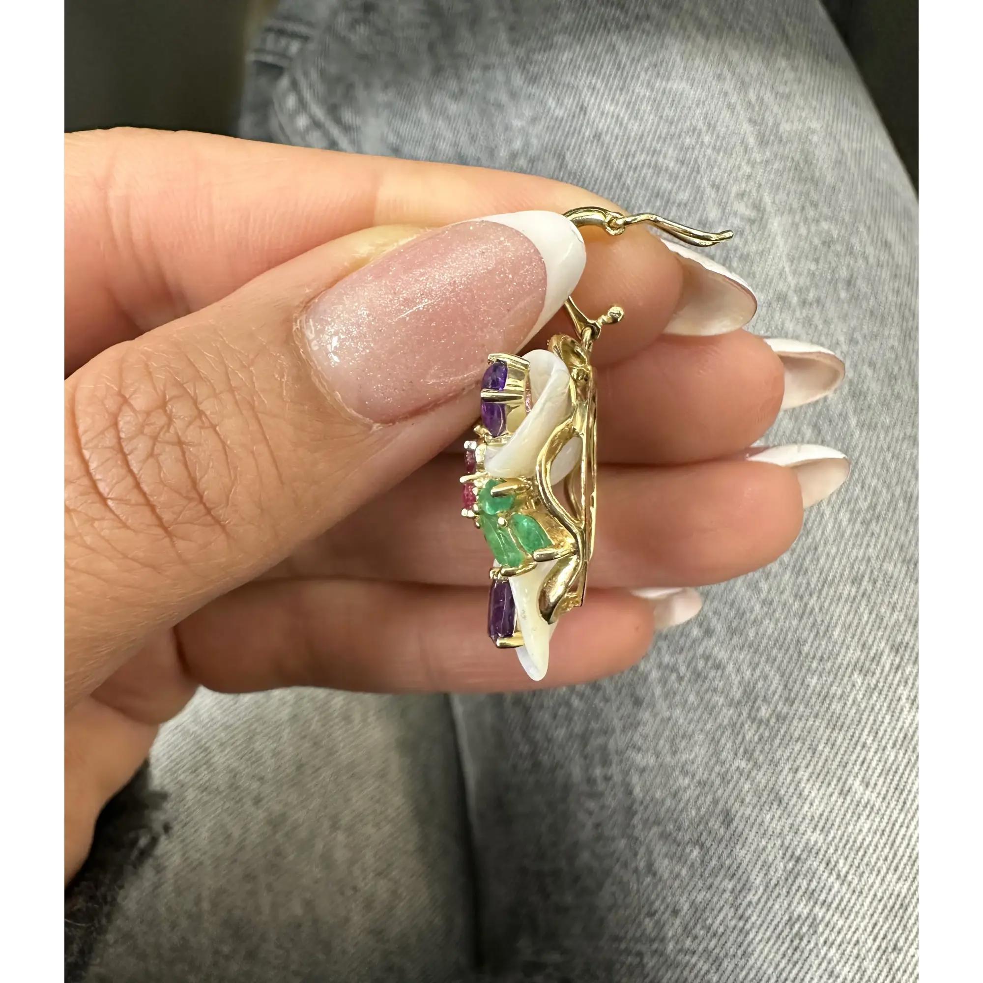 Taille Marquise Pendentif floral émeraude améthyste rubis diamant MOP or jaune 14K en vente