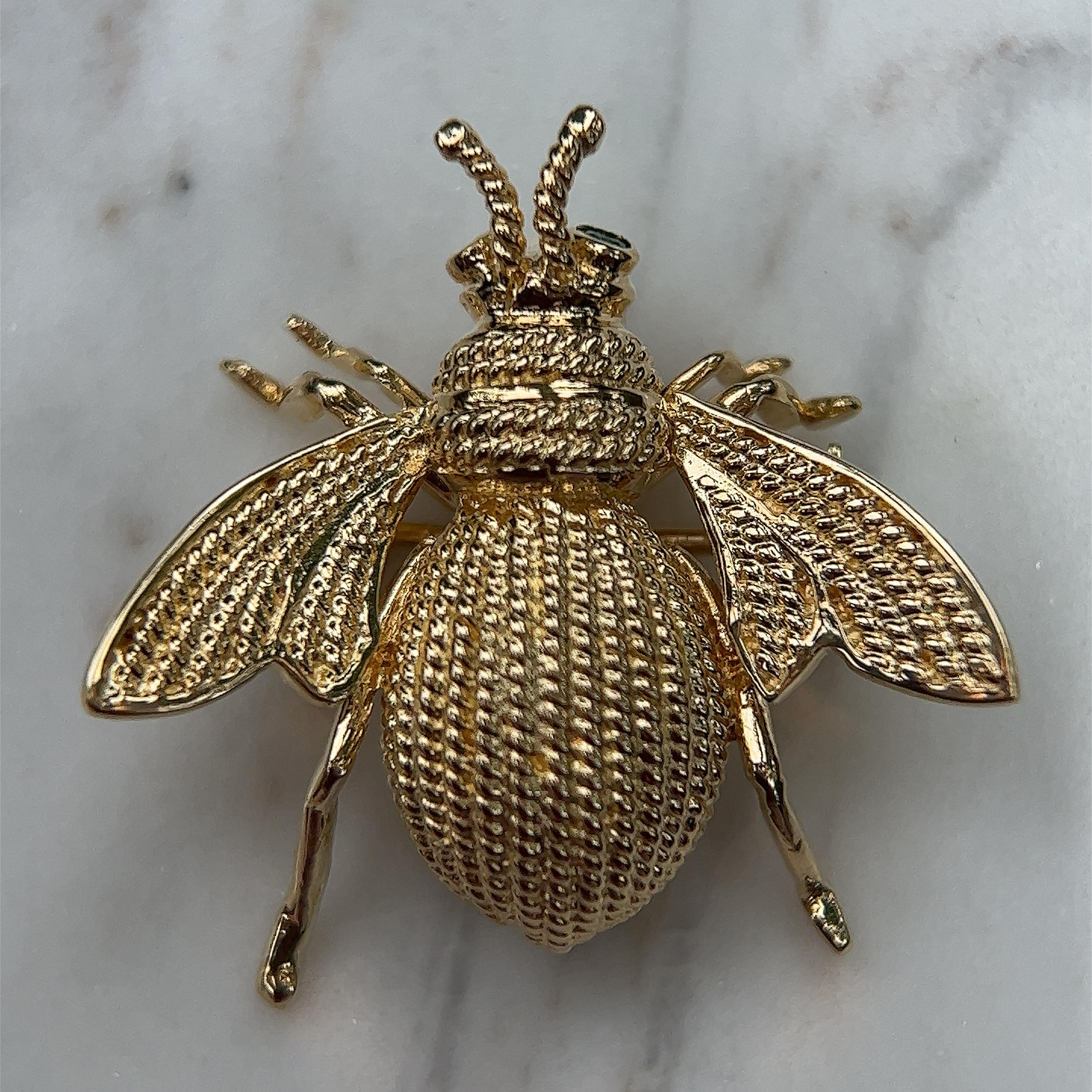 Emerald and 14 Karat Gold Fly Design Pin. 1970s. In Good Condition In Towson, MD