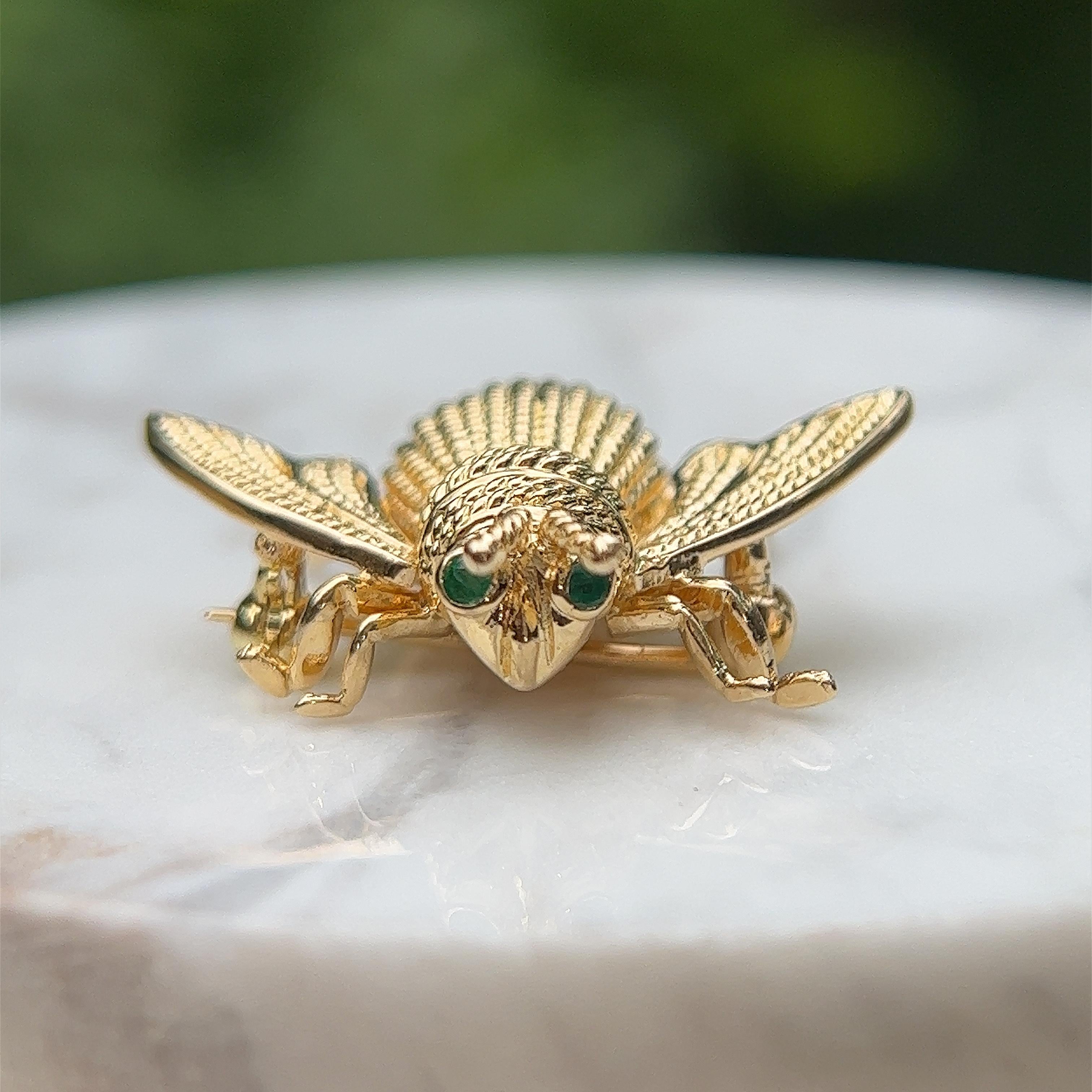 Women's or Men's Emerald and 14 Karat Gold Fly Design Pin. 1970s.