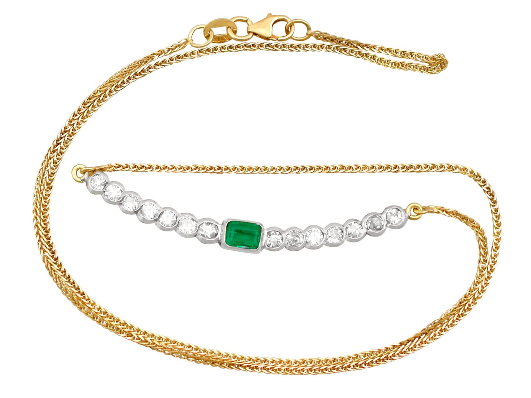 Eine beeindruckende Vintage-Halskette aus 18 Karat Weiß- und Gelbgold mit einem Smaragd von 0,44 Karat und einem Diamanten von 1,54 Karat; Teil unserer vielfältigen Edelsteinschmuckkollektionen.

Diese feine und beeindruckende Vintage-Halskette mit