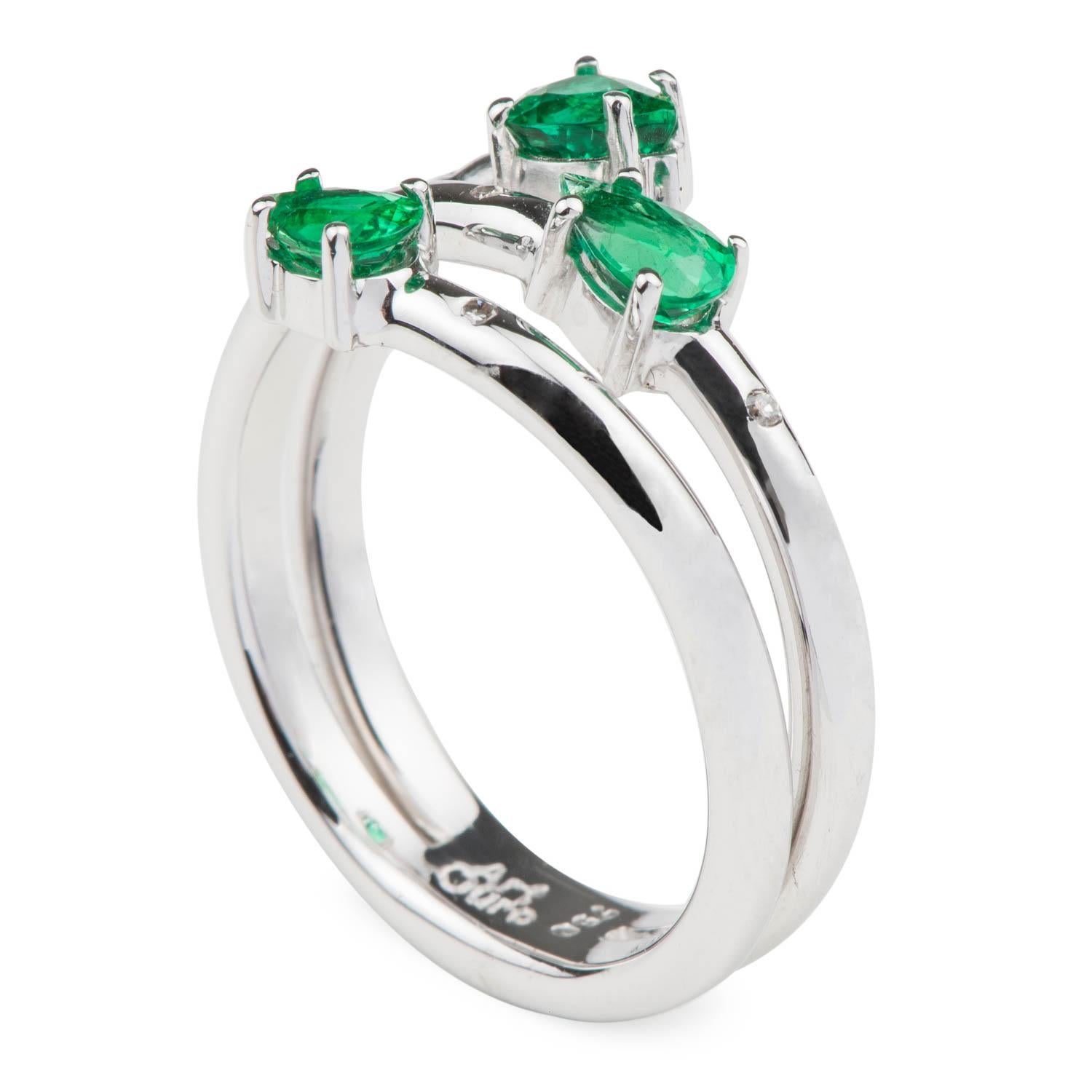 Der ArtOuro Emerald Ring wurde mit einem wunderschönen Edelstein (0,77cts) und massivem 18k Weißgold (6,48grs) gefertigt. Wir haben auch international eingestufte VS2-Diamanten mit einem Gesamtgewicht von 0,02cts verwendet.

Es ist ein einzigartiges