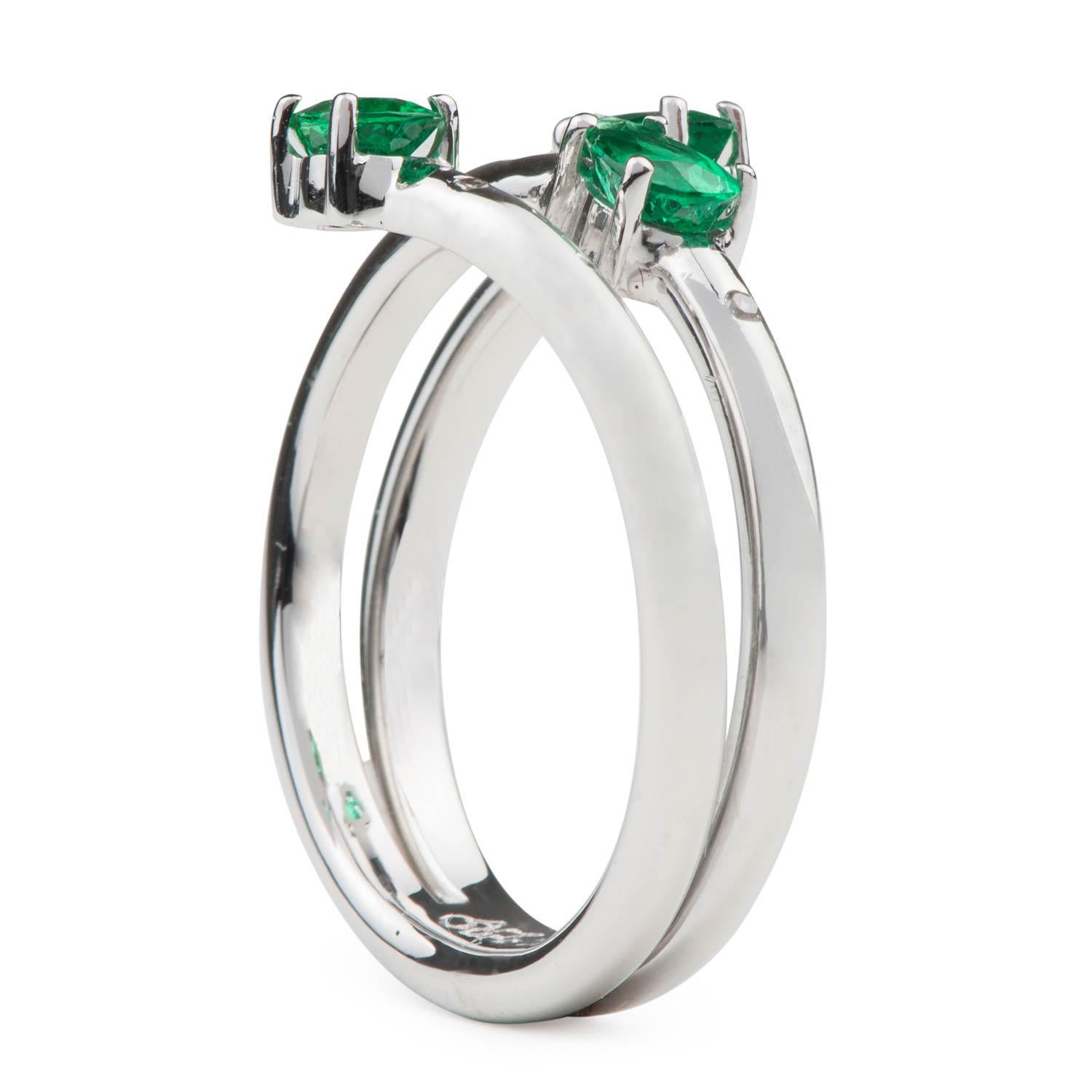 Pear Cut Emerald and 18k White Gold Classic Ring with Diamonds (A11751n) For Sale