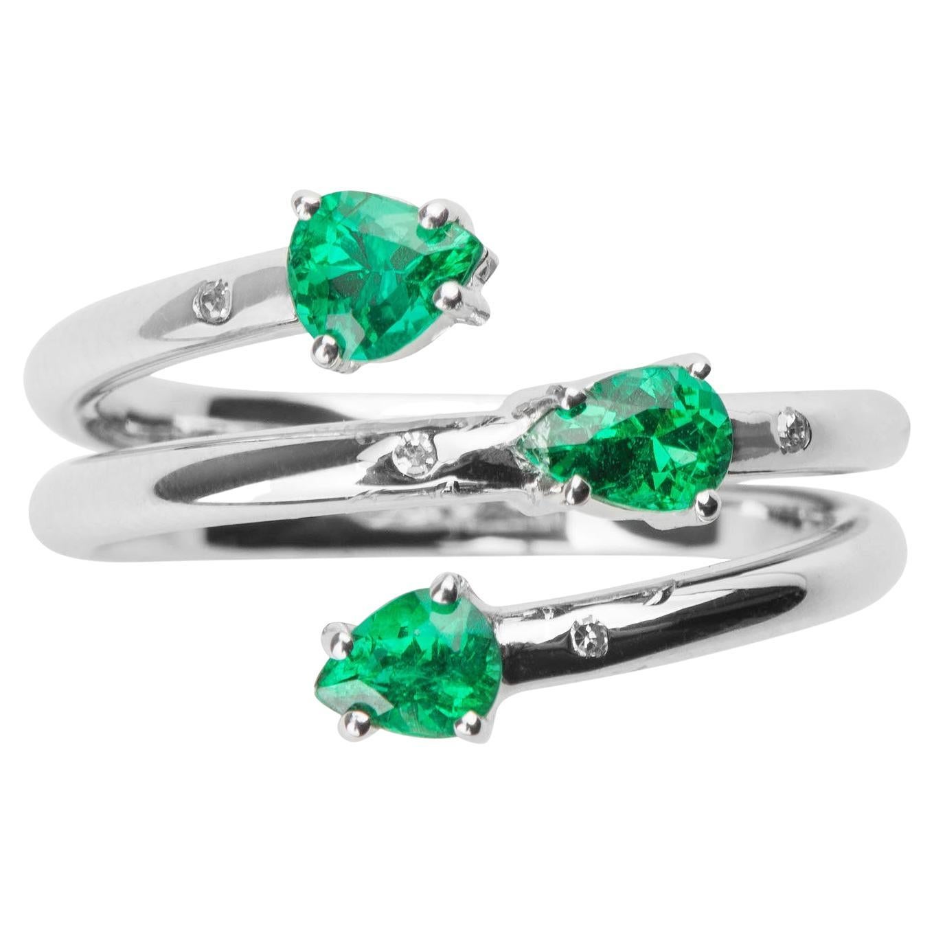 Emerald and 18k White Gold Classic Ring with Diamonds (A11751n) For Sale