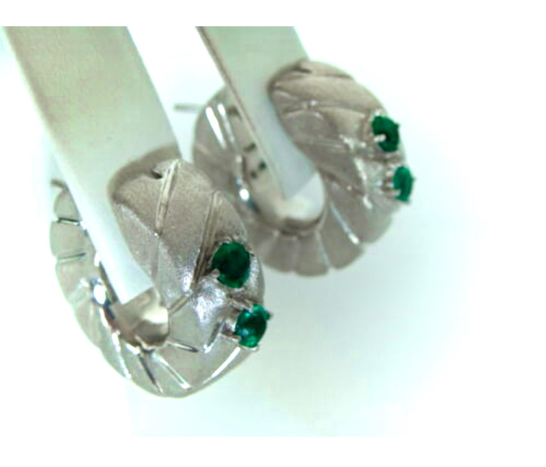 Contemporary Emerald and 18 Karat White Gold Hoop Earrings For Sale