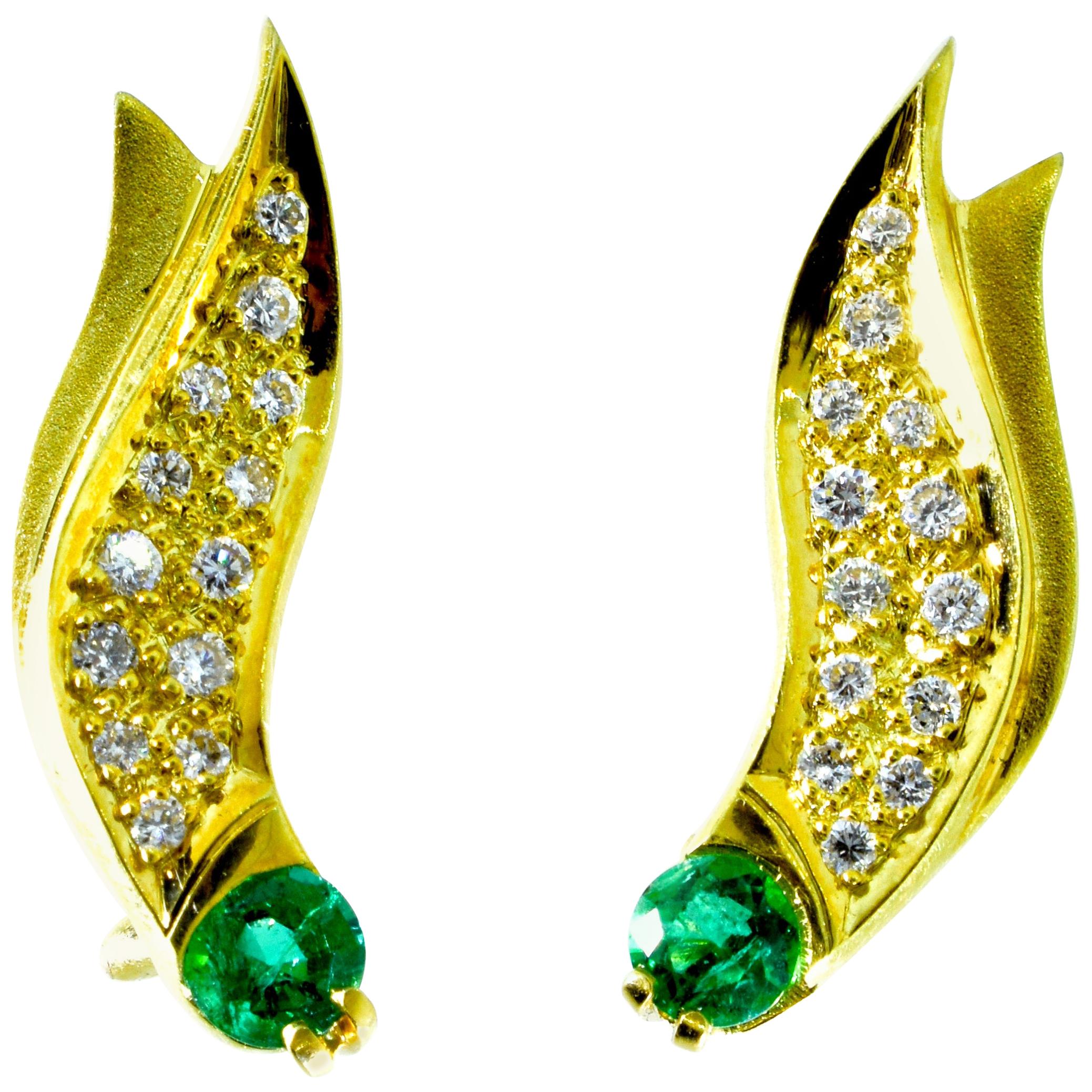 Emerald and 18 Karat Yellow gold Contemporary Earrings