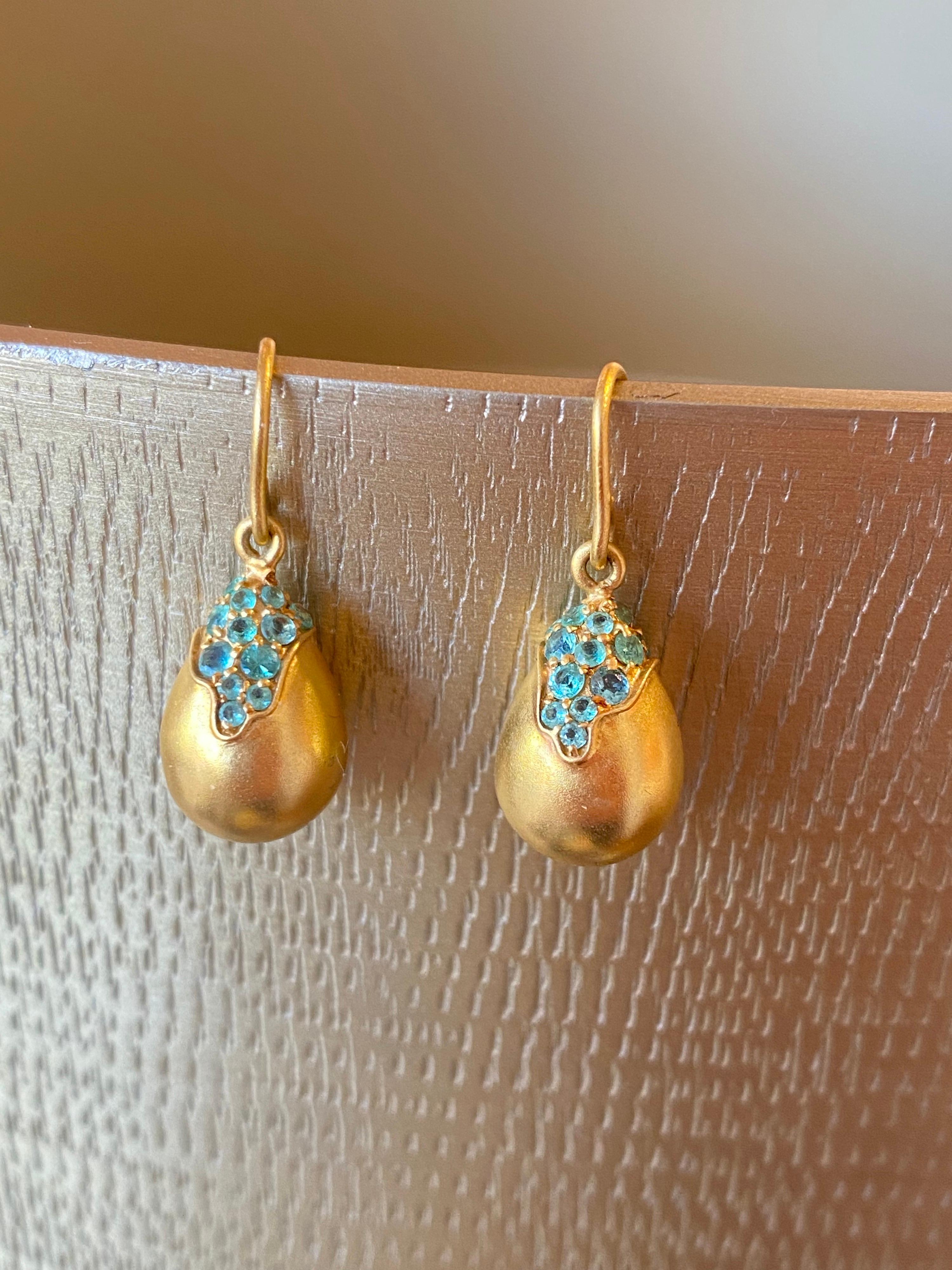 Diseñados por la galardonada diseñadora de joyas Lauren Harper, estos pendientes en forma de lágrima de esmeralda de 0,74 ct y oro de 18 quilates son un complemento perfecto para cualquier joyero coleccionista. Bellamente adornadas con Esmeraldas