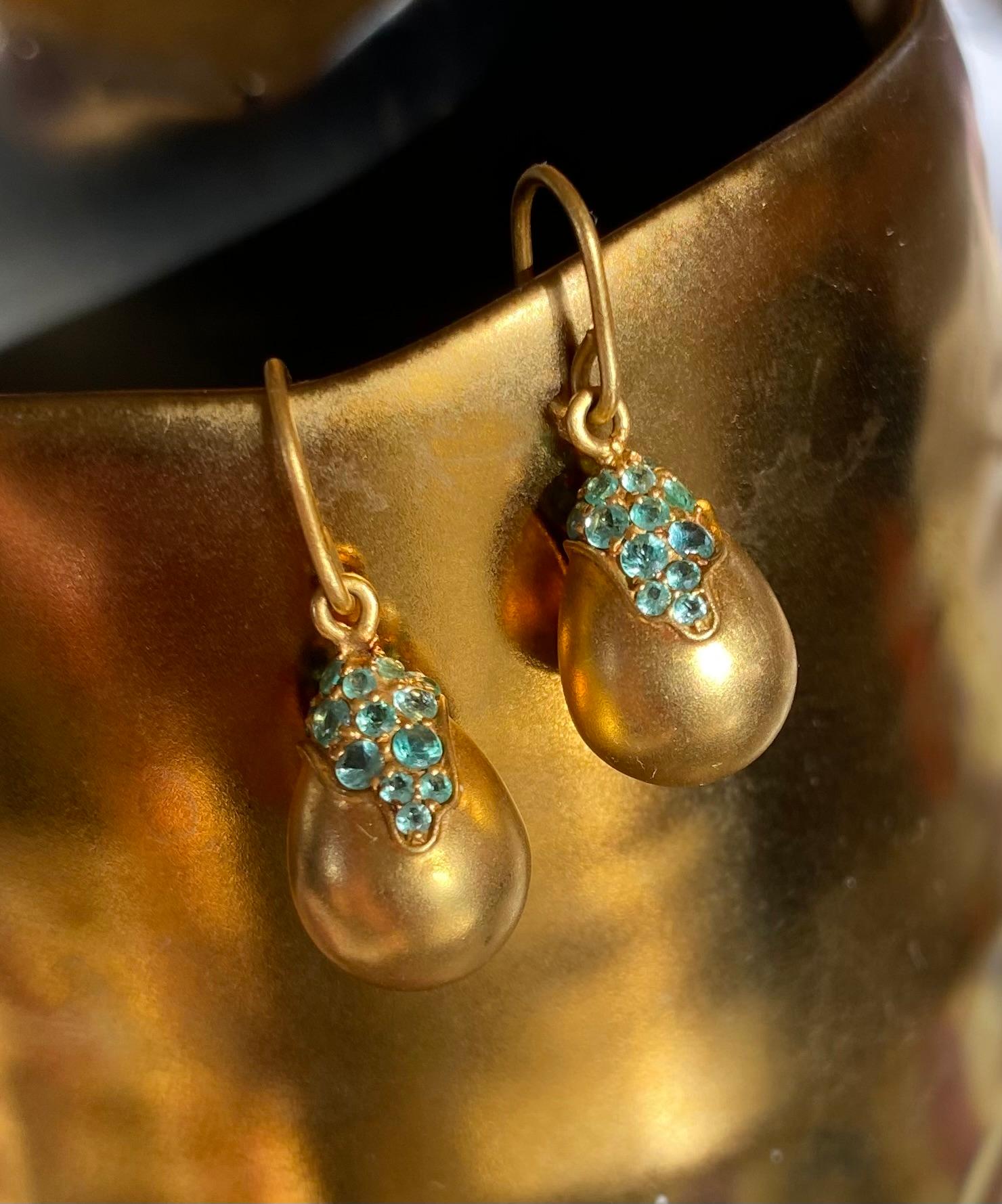 Pendientes de esmeralda y oro de 18 quilates de Lauren Harper Corte redondo en venta