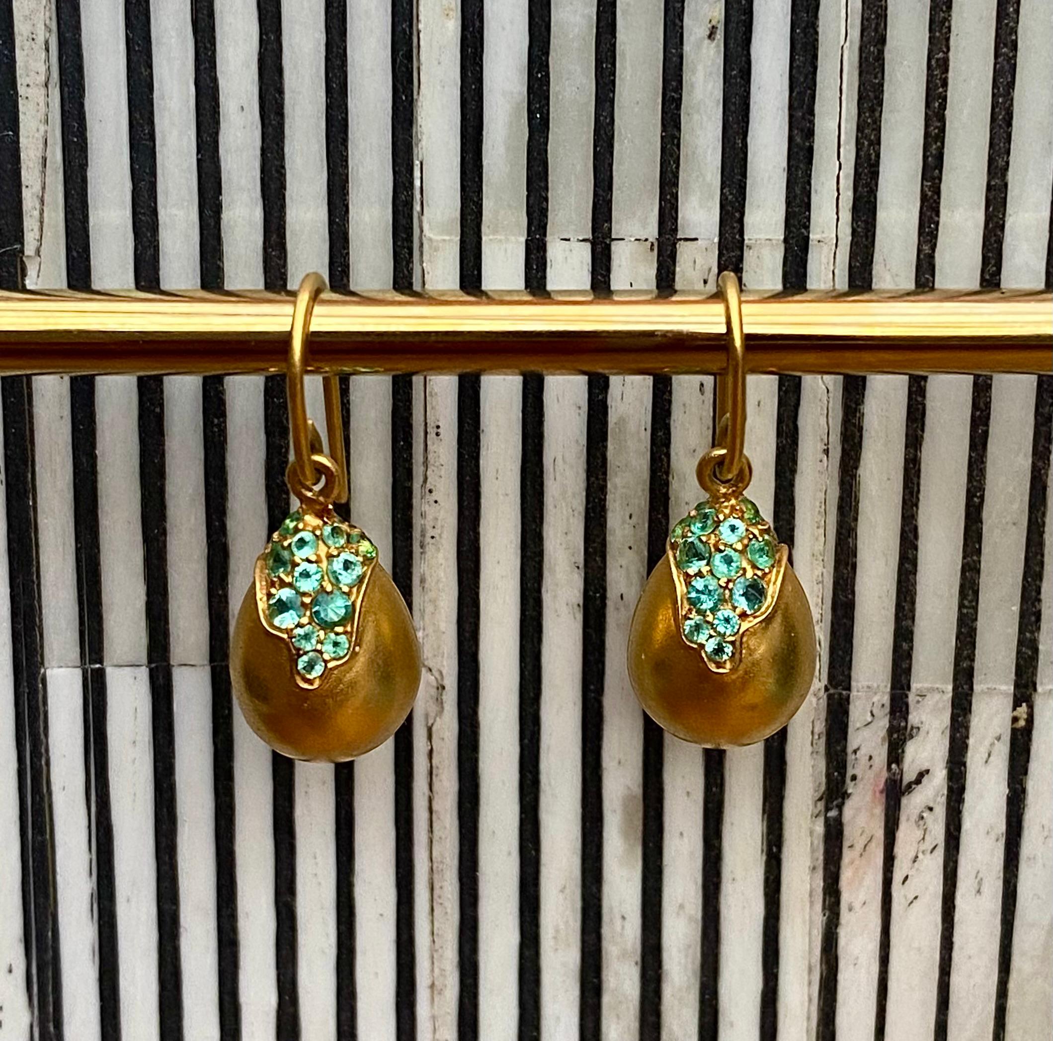 Pendientes de esmeralda y oro de 18 quilates de Lauren Harper en venta 1