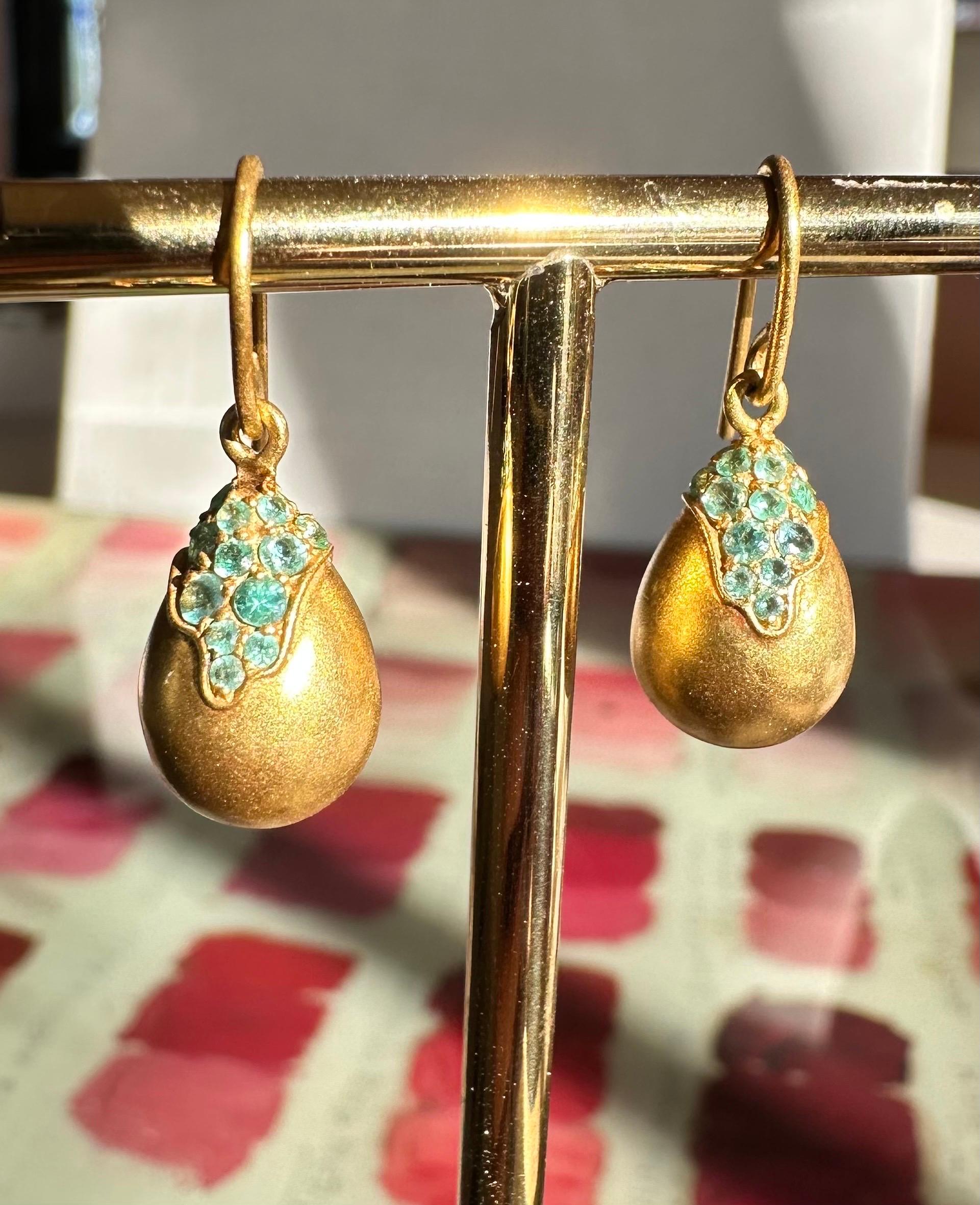 Pendientes de esmeralda y oro de 18 quilates de Lauren Harper en venta 3