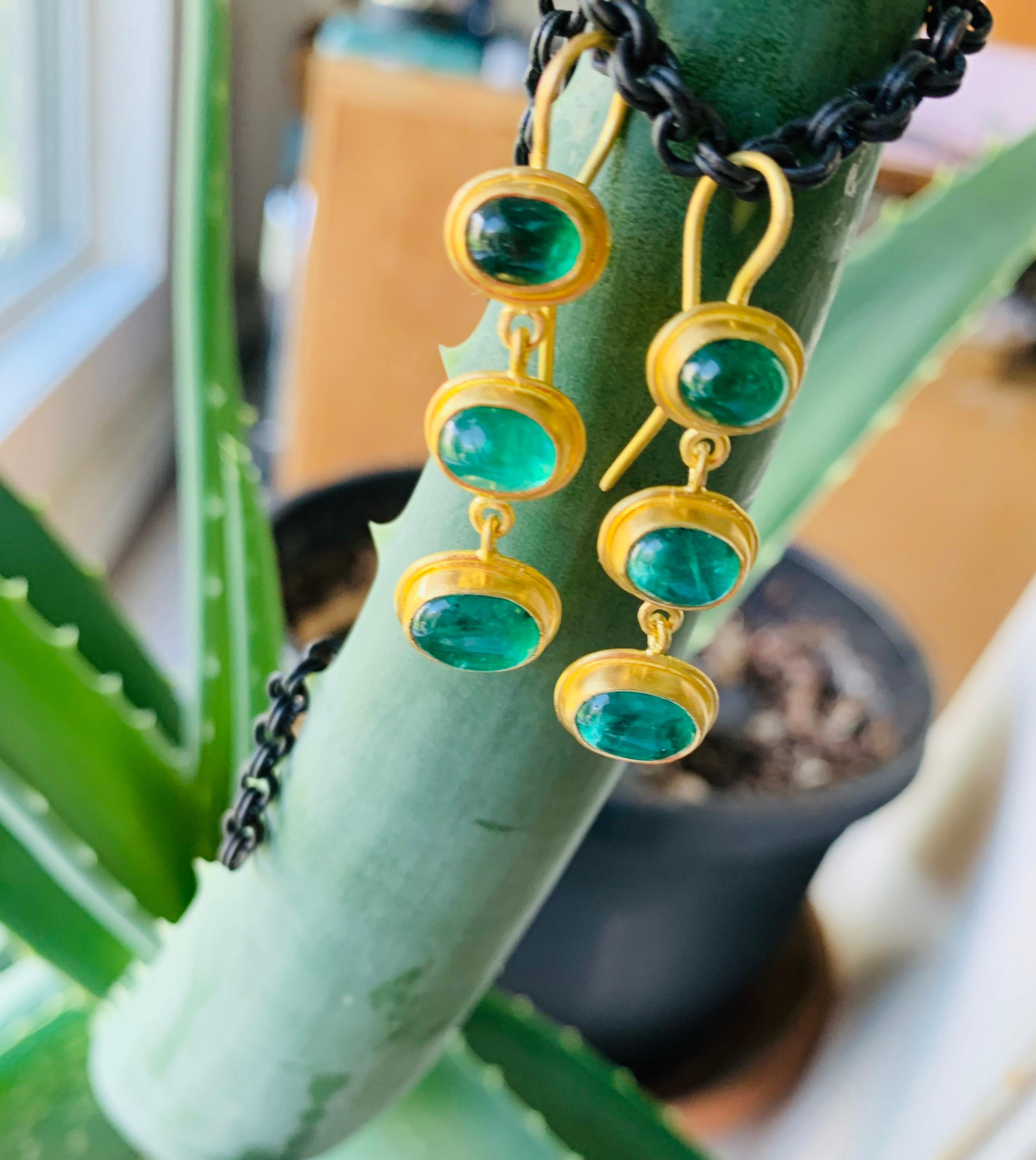 Emerald and 22 Karat Yellow Gold Earrings In New Condition For Sale In New York, NY