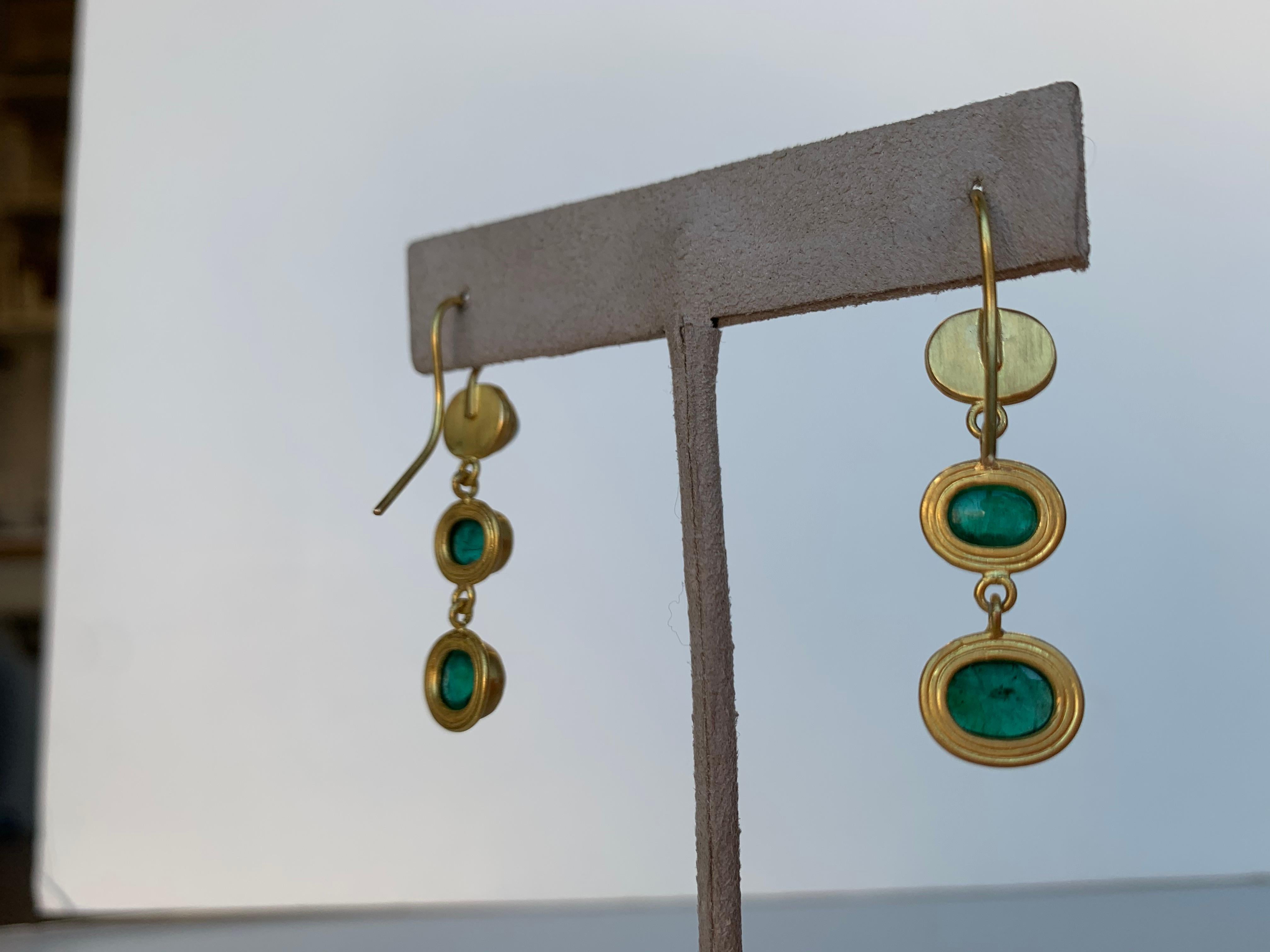 Smaragd- und 22 Karat Gelbgold-Ohrringe (Kunsthandwerker*in) im Angebot