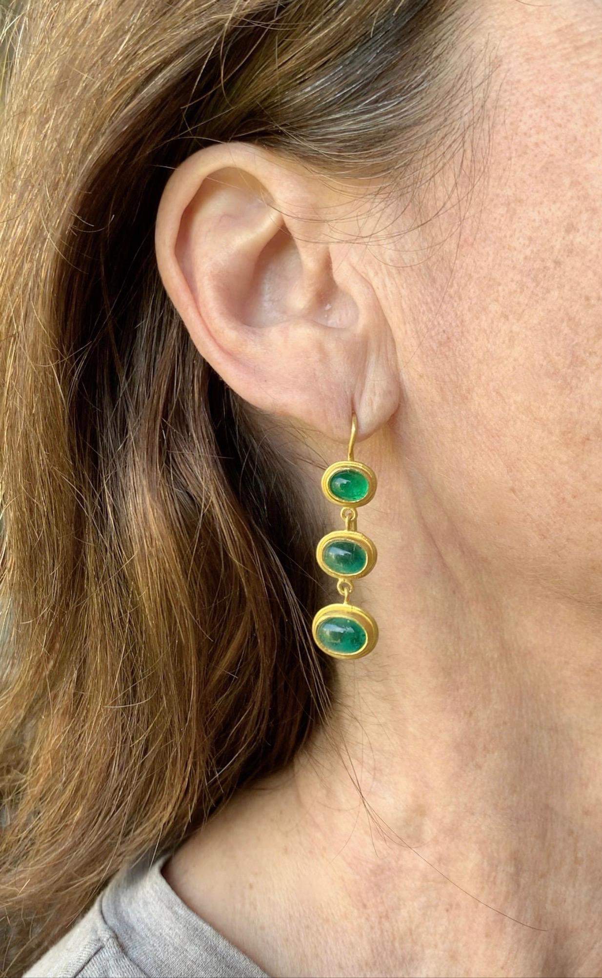 Smaragd- und 22 Karat Gelbgold-Ohrringe im Zustand „Neu“ im Angebot in New York, NY