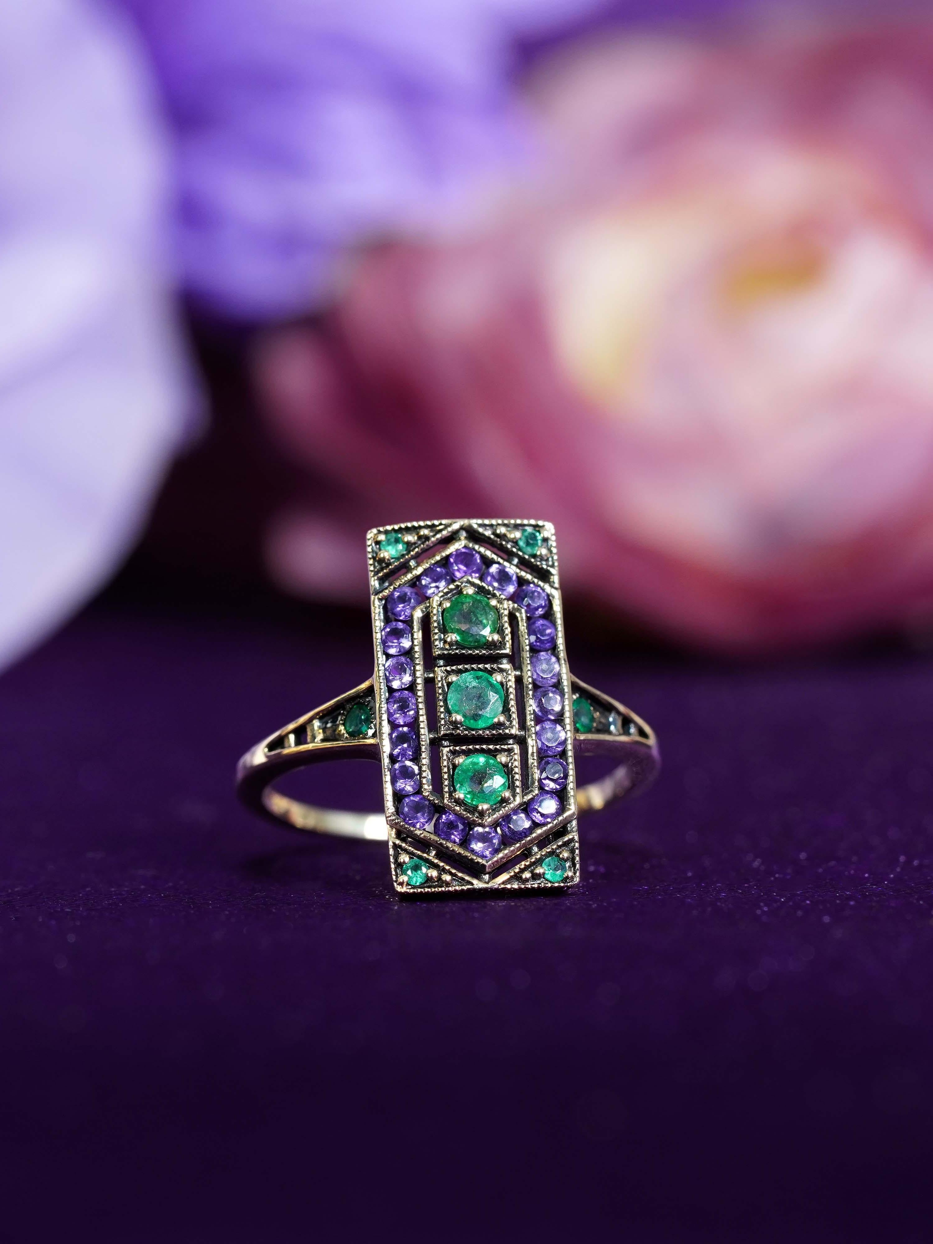 Anillo Estilo Art Decó de Esmeralda y Amatista en Oro Amarillo de 9 K en venta 1