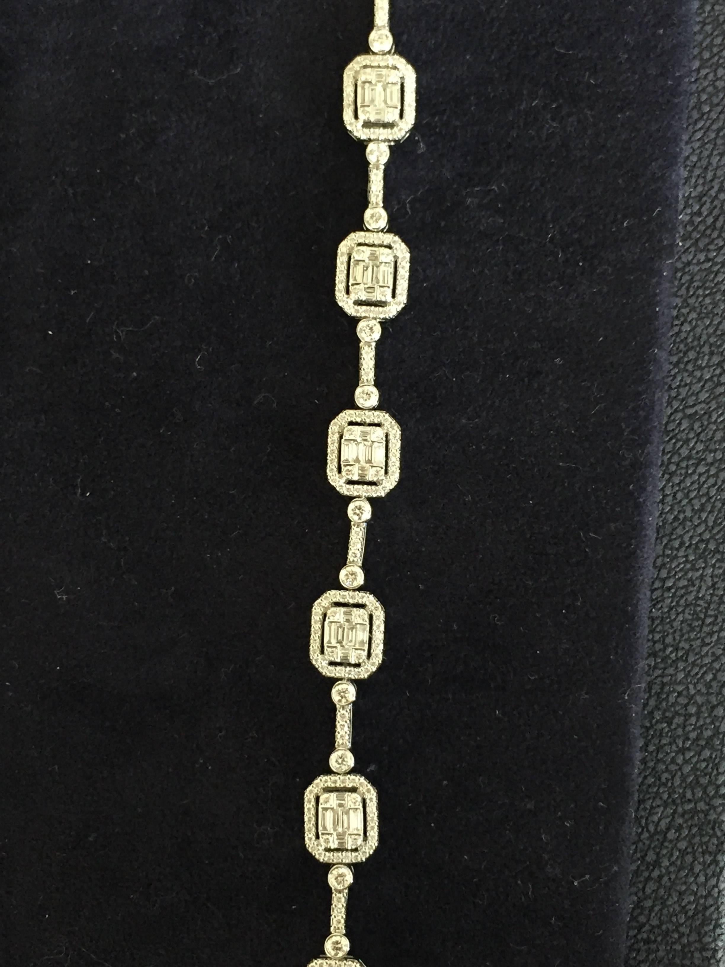 Taille baguette Bracelet 18 carats avec émeraudes et baguettes en vente