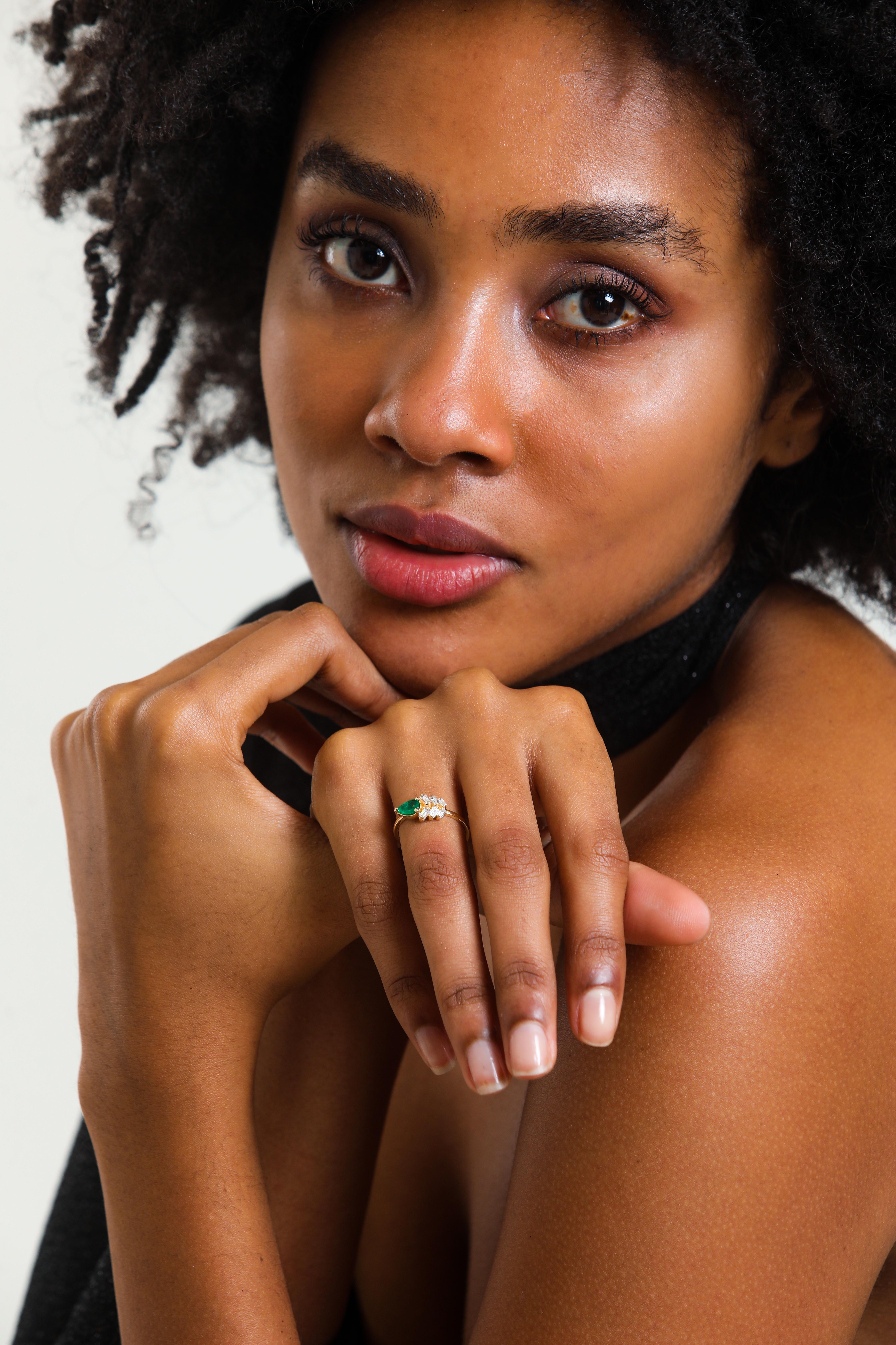 Taille baguette Bague en or jaune massif de 14 carats, émeraude de Colombie et diamant naturel de 0,77 carat en vente