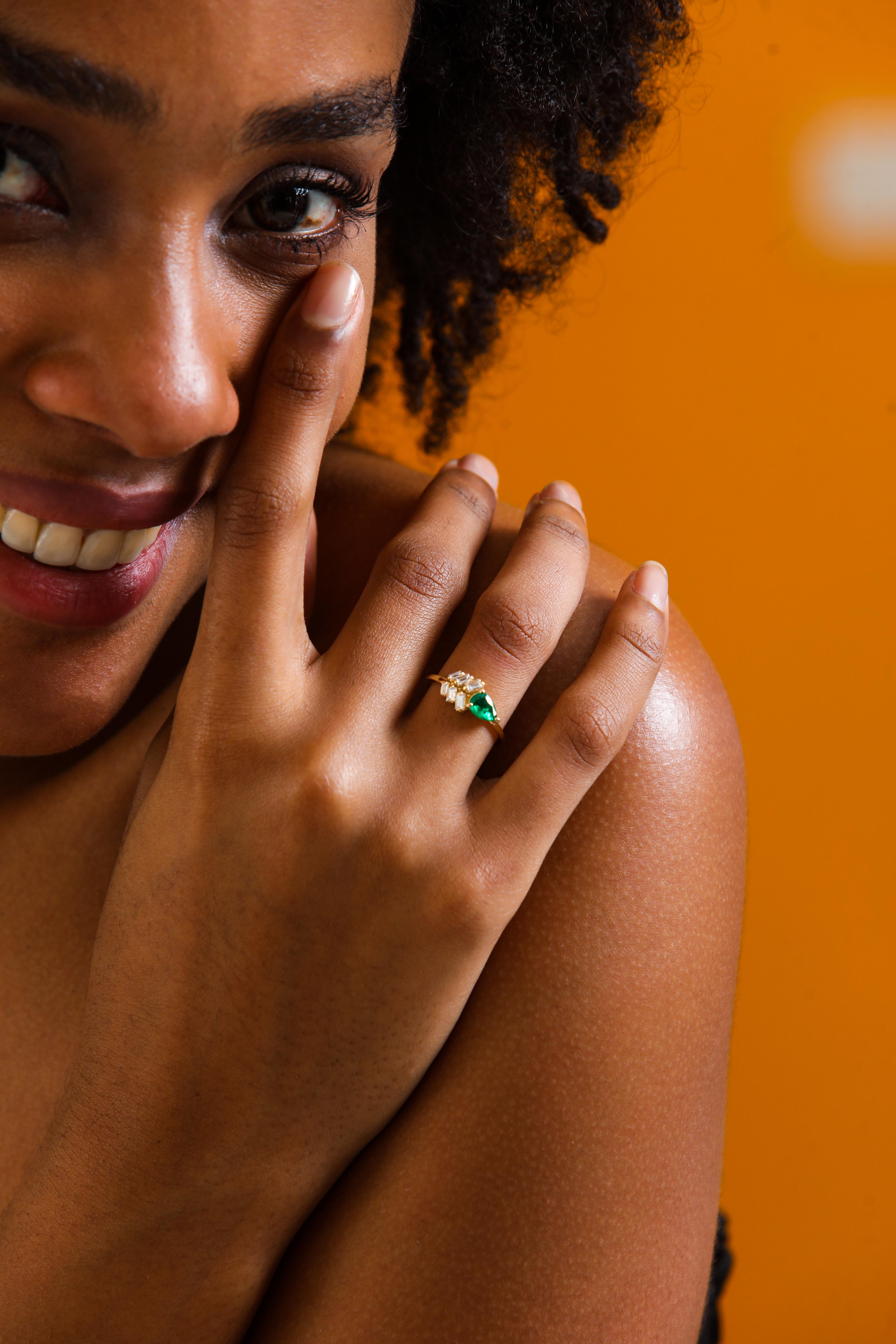 Bague en or jaune massif de 14 carats, émeraude de Colombie et diamant naturel de 0,77 carat Unisexe en vente