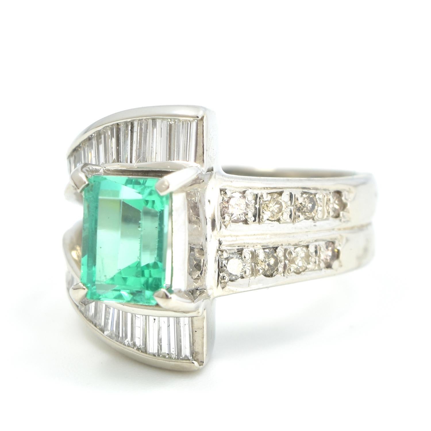 Emerald and Baguette Diamonds Platinum Ring In Excellent Condition In Miami, FL