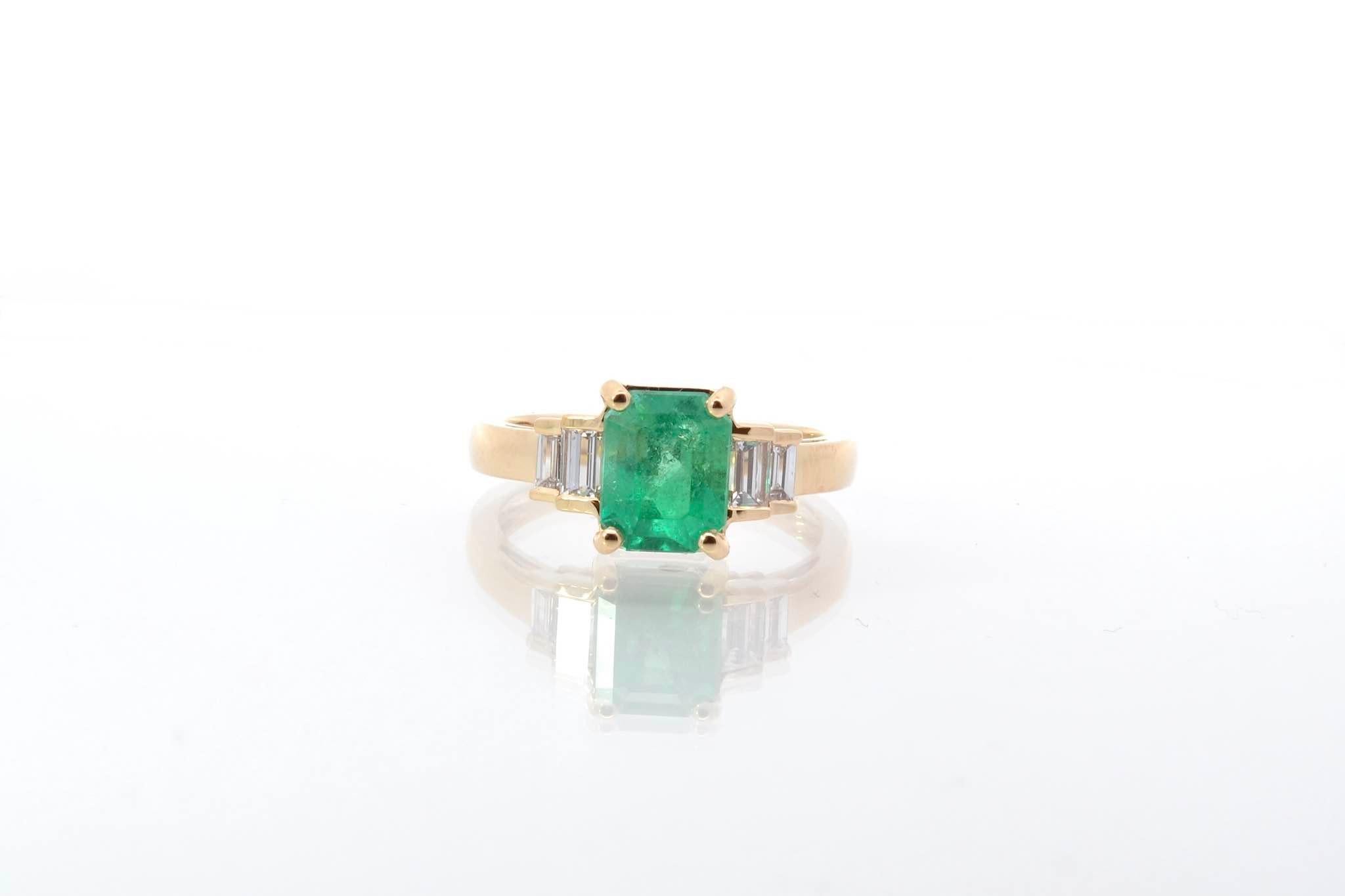 Stones: Emerald: 1.73 cts and 4 baguette diamonds: 0.51 ct
Material: 18k yellow gold
Weight: 4g
Period: Recent vintage style
Size: 53 (free sizing)
Certificate
Ref. : 25572 25536