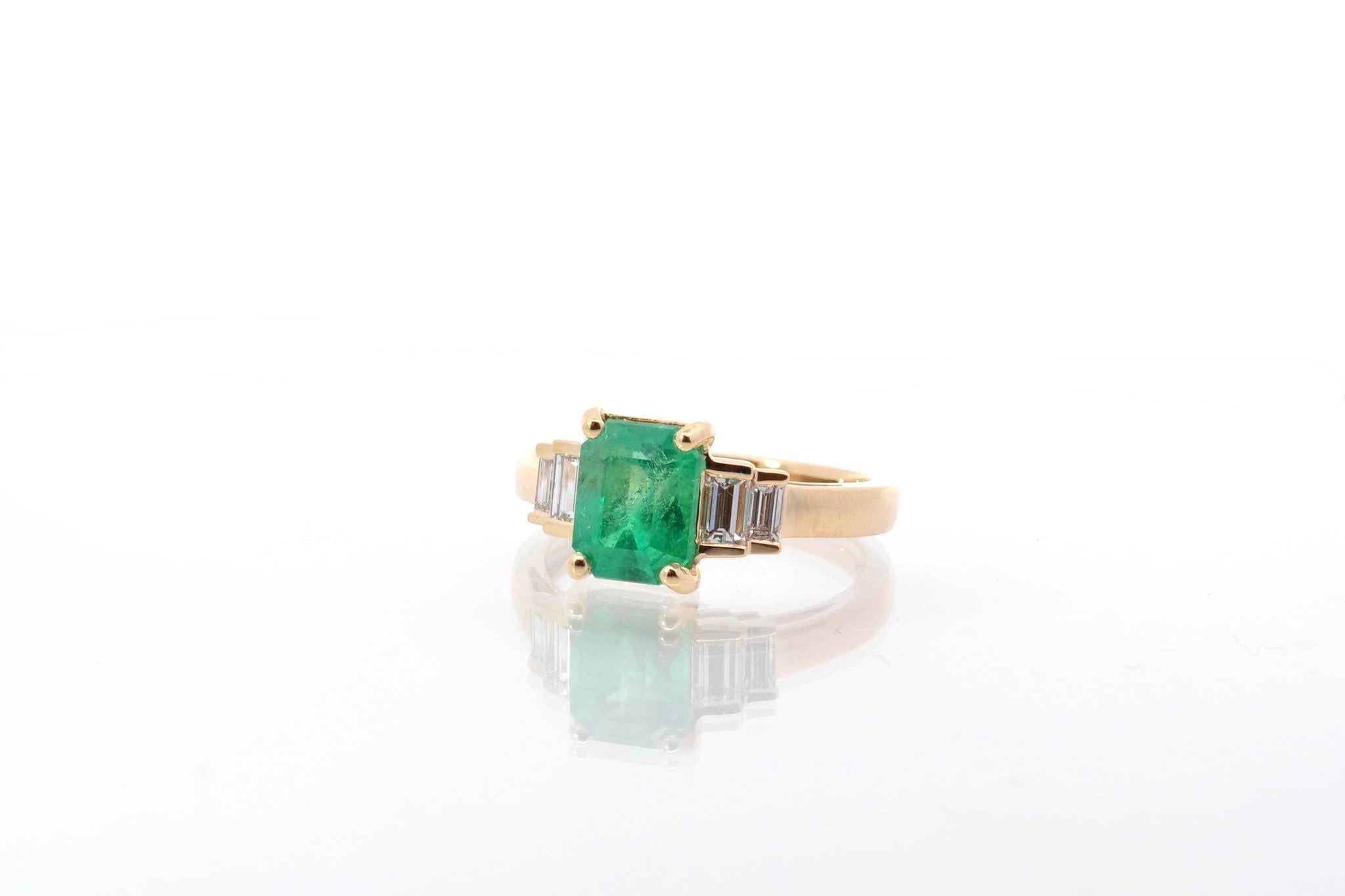 Emerald and baguettes diamonds ring In Good Condition For Sale In PARIS, FR