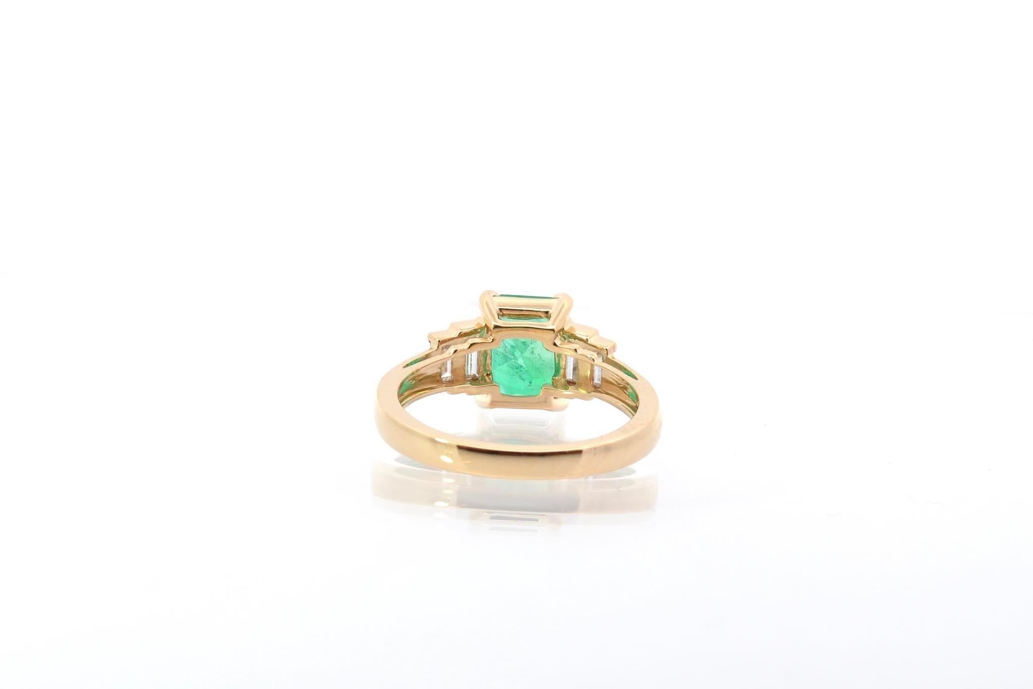 Ring mit Smaragd und Baguetteschliff-Diamanten für Damen oder Herren im Angebot