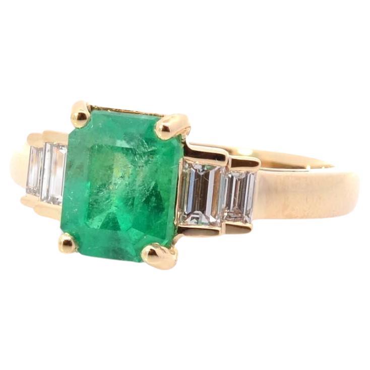Emerald and baguettes diamonds ring For Sale