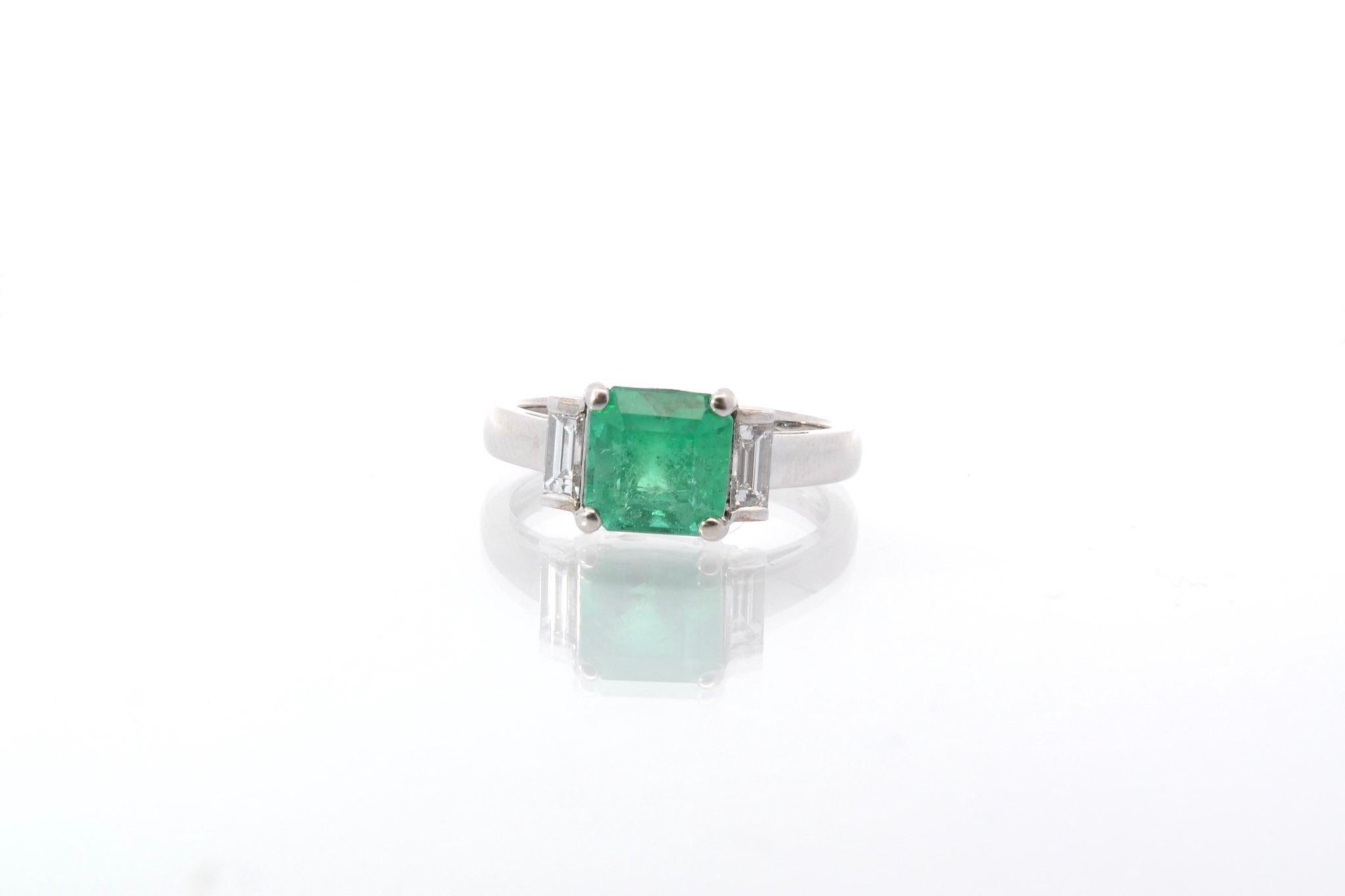 Stones: Emerald: 2.03 cts and 2 baguette diamonds: 0.30 ct
Material: 18k white gold
Weight: 4gr
Period: Recent vintage style
Size: 53 (free sizing)
Certificate
Ref. : 25571 25534